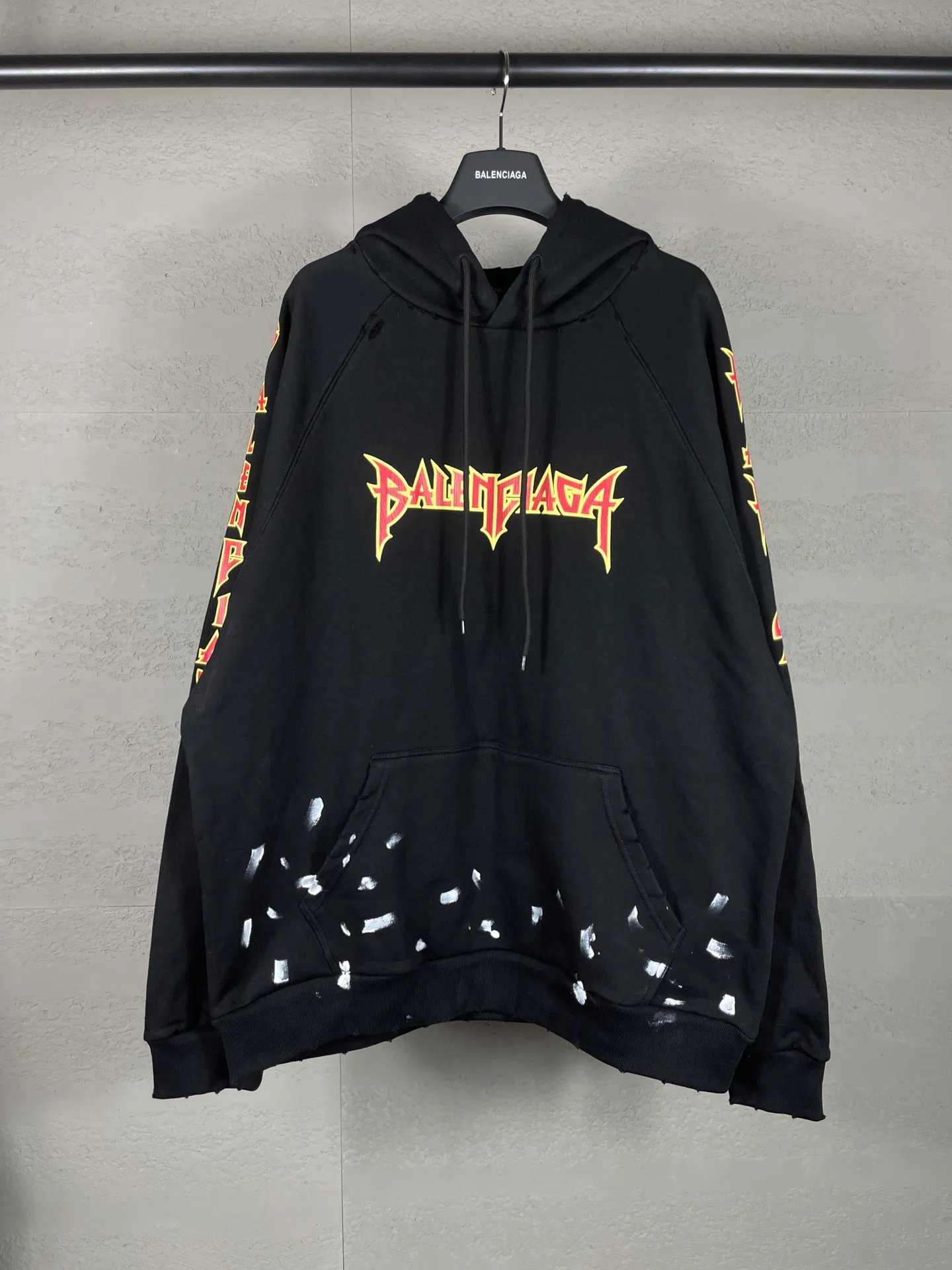 🅿️316 real photos [Top version. Official website quality] BALENCI*GA/Paris. Classic style. 23SS#BALENCI*GA# Ready-to-wear distressed. Hand-worn. Hand-painted, limited edition rock band printed hooded long-sleeved sweatshirt. Synchronized with brick cabinets in autumn and winter. The fabric is made of Paris ZP custom-woven and dyed cotton sweatshirt, with a net weight of 450 grams. The cloth surface is clean. The cloth pattern is clear, soft and comfortable. The threads are woven and dyed with no color difference. The classic letter LOGO uses precision stencils, imported environmentally friendly rubber paddles, and crackle printing, with a three-dimensional effect. The hem is hand-painted, restoring the brick cabinet, and the version adopts the OS loose shoulder style. Same style for men and women. Code: BL238057 Color: black, coffee, beige. Size: XS S M L