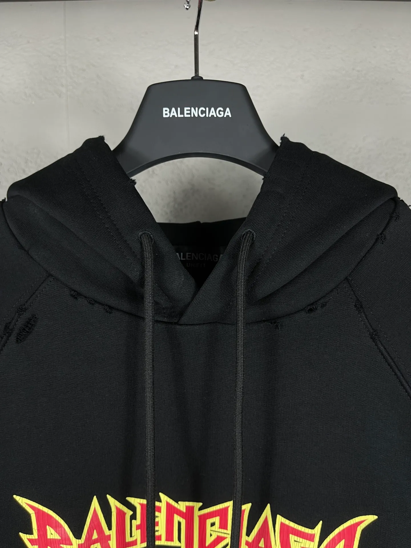 🅿️316 real photos [Top version. Official website quality] BALENCI*GA/Paris. Classic style. 23SS#BALENCI*GA# Ready-to-wear distressed. Hand-worn. Hand-painted, limited edition rock band printed hooded long-sleeved sweatshirt. Synchronized with brick cabinets in autumn and winter. The fabric is made of Paris ZP custom-woven and dyed cotton sweatshirt, with a net weight of 450 grams. The cloth surface is clean. The cloth pattern is clear, soft and comfortable. The threads are woven and dyed with no color difference. The classic letter LOGO uses precision stencils, imported environmentally friendly rubber paddles, and crackle printing, with a three-dimensional effect. The hem is hand-painted, restoring the brick cabinet, and the version adopts the OS loose shoulder style. Same style for men and women. Code: BL238057 Color: black, coffee, beige. Size: XS S M L