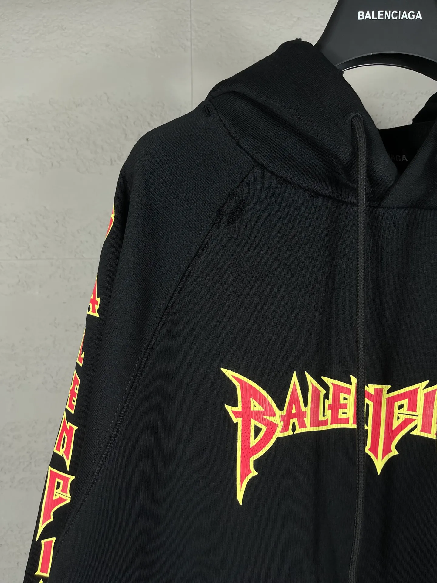 🅿️316 real photos [Top version. Official website quality] BALENCI*GA/Paris. Classic style. 23SS#BALENCI*GA# Ready-to-wear distressed. Hand-worn. Hand-painted, limited edition rock band printed hooded long-sleeved sweatshirt. Synchronized with brick cabinets in autumn and winter. The fabric is made of Paris ZP custom-woven and dyed cotton sweatshirt, with a net weight of 450 grams. The cloth surface is clean. The cloth pattern is clear, soft and comfortable. The threads are woven and dyed with no color difference. The classic letter LOGO uses precision stencils, imported environmentally friendly rubber paddles, and crackle printing, with a three-dimensional effect. The hem is hand-painted, restoring the brick cabinet, and the version adopts the OS loose shoulder style. Same style for men and women. Code: BL238057 Color: black, coffee, beige. Size: XS S M L