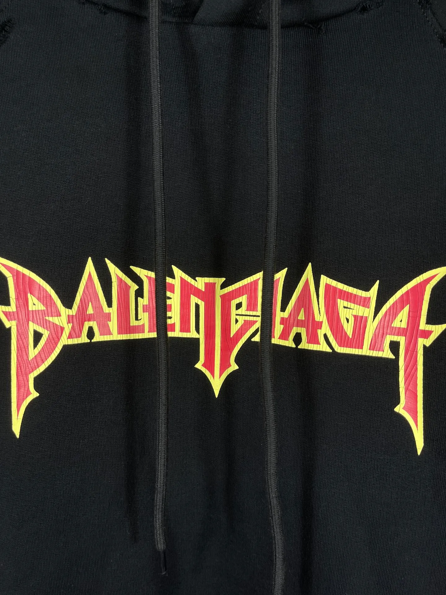 🅿️316 real photos [Top version. Official website quality] BALENCI*GA/Paris. Classic style. 23SS#BALENCI*GA# Ready-to-wear distressed. Hand-worn. Hand-painted, limited edition rock band printed hooded long-sleeved sweatshirt. Synchronized with brick cabinets in autumn and winter. The fabric is made of Paris ZP custom-woven and dyed cotton sweatshirt, with a net weight of 450 grams. The cloth surface is clean. The cloth pattern is clear, soft and comfortable. The threads are woven and dyed with no color difference. The classic letter LOGO uses precision stencils, imported environmentally friendly rubber paddles, and crackle printing, with a three-dimensional effect. The hem is hand-painted, restoring the brick cabinet, and the version adopts the OS loose shoulder style. Same style for men and women. Code: BL238057 Color: black, coffee, beige. Size: XS S M L