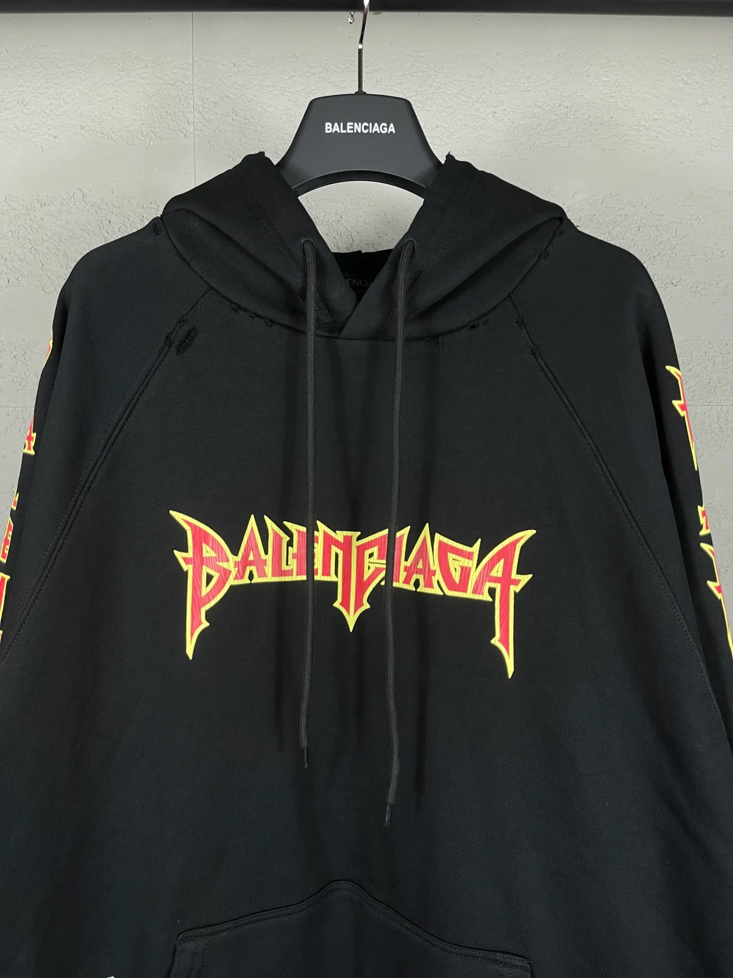 🅿️316 real photos [Top version. Official website quality] BALENCI*GA/Paris. Classic style. 23SS#BALENCI*GA# Ready-to-wear distressed. Hand-worn. Hand-painted, limited edition rock band printed hooded long-sleeved sweatshirt. Synchronized with brick cabinets in autumn and winter. The fabric is made of Paris ZP custom-woven and dyed cotton sweatshirt, with a net weight of 450 grams. The cloth surface is clean. The cloth pattern is clear, soft and comfortable. The threads are woven and dyed with no color difference. The classic letter LOGO uses precision stencils, imported environmentally friendly rubber paddles, and crackle printing, with a three-dimensional effect. The hem is hand-painted, restoring the brick cabinet, and the version adopts the OS loose shoulder style. Same style for men and women. Code: BL238057 Color: black, coffee, beige. Size: XS S M L