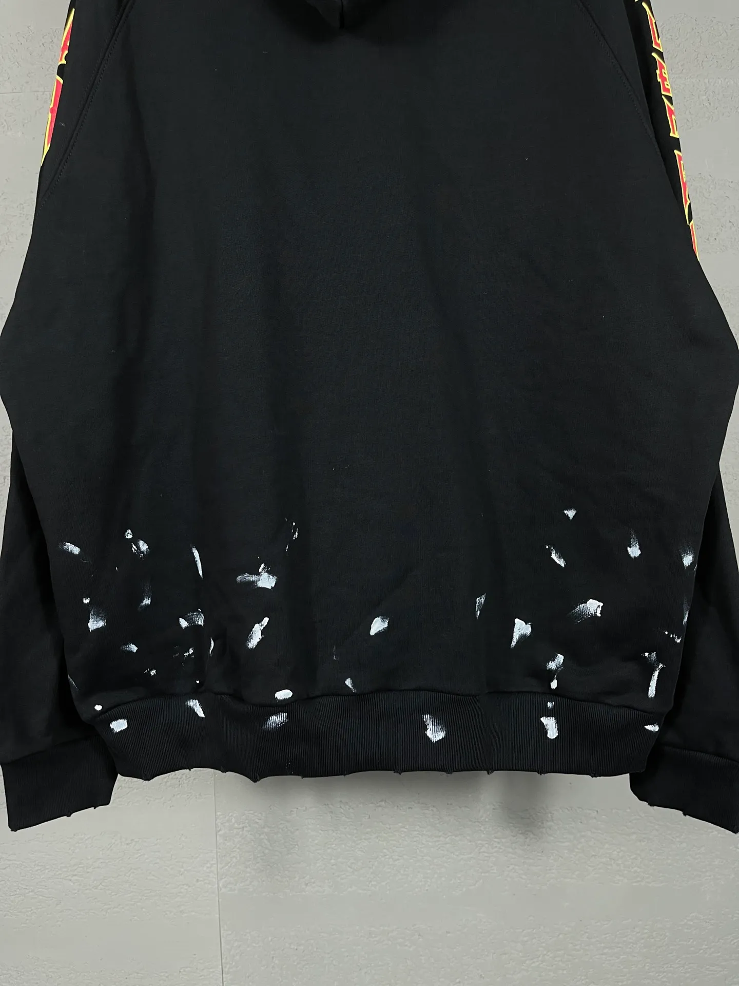 🅿️316 real photos [Top version. Official website quality] BALENCI*GA/Paris. Classic style. 23SS#BALENCI*GA# Ready-to-wear distressed. Hand-worn. Hand-painted, limited edition rock band printed hooded long-sleeved sweatshirt. Synchronized with brick cabinets in autumn and winter. The fabric is made of Paris ZP custom-woven and dyed cotton sweatshirt, with a net weight of 450 grams. The cloth surface is clean. The cloth pattern is clear, soft and comfortable. The threads are woven and dyed with no color difference. The classic letter LOGO uses precision stencils, imported environmentally friendly rubber paddles, and crackle printing, with a three-dimensional effect. The hem is hand-painted, restoring the brick cabinet, and the version adopts the OS loose shoulder style. Same style for men and women. Code: BL238057 Color: black, coffee, beige. Size: XS S M L