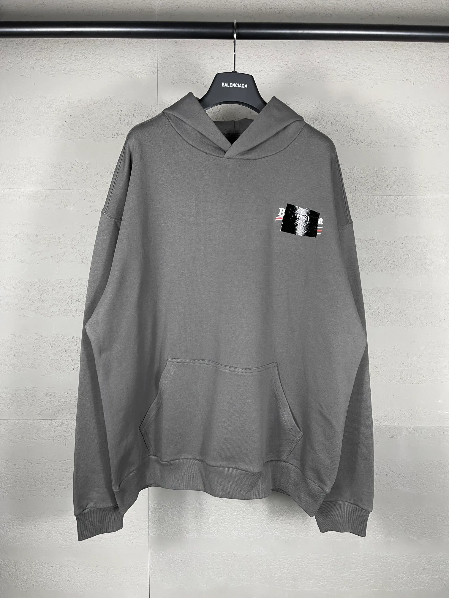 🅿️310 Actual pictures [Top version. Official website quality] BALENCI*GA/Paris #Classic. Coke embroidered black tape hooded sweatshirt. The fabric is made of Paris ZP custom-woven and dyed cotton sweatshirt. The weight is 450 grams. The cloth surface is clean. The cloth pattern is clear, soft and comfortable. The color fastness is good. It is not easy to change color. The threads are dyed with no color difference. The classic pattern embroidery uses an imported embroidery machine, and the embroidery thread color is based on the original color. It is produced based on the pictures in the Jubie market. The letters are clear. The three-dimensional effect is strong. The embroidered flowers are laminated on the finished product. The version adopts OS loose shoulder design. Same style for men and women. Code: BL238058 Color: black, off-white, smoky gray, red, brown Size: XS S M L