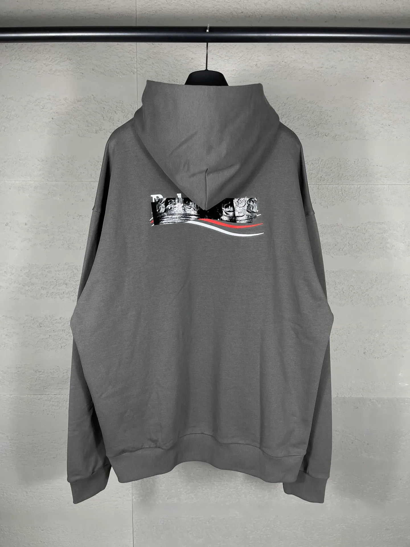 🅿️310 Actual pictures [Top version. Official website quality] BALENCI*GA/Paris #Classic. Coke embroidered black tape hooded sweatshirt. The fabric is made of Paris ZP custom-woven and dyed cotton sweatshirt. The weight is 450 grams. The cloth surface is clean. The cloth pattern is clear, soft and comfortable. The color fastness is good. It is not easy to change color. The threads are dyed with no color difference. The classic pattern embroidery uses an imported embroidery machine, and the embroidery thread color is based on the original color. It is produced based on the pictures in the Jubie market. The letters are clear. The three-dimensional effect is strong. The embroidered flowers are laminated on the finished product. The version adopts OS loose shoulder design. Same style for men and women. Code: BL238058 Color: black, off-white, smoky gray, red, brown Size: XS S M L