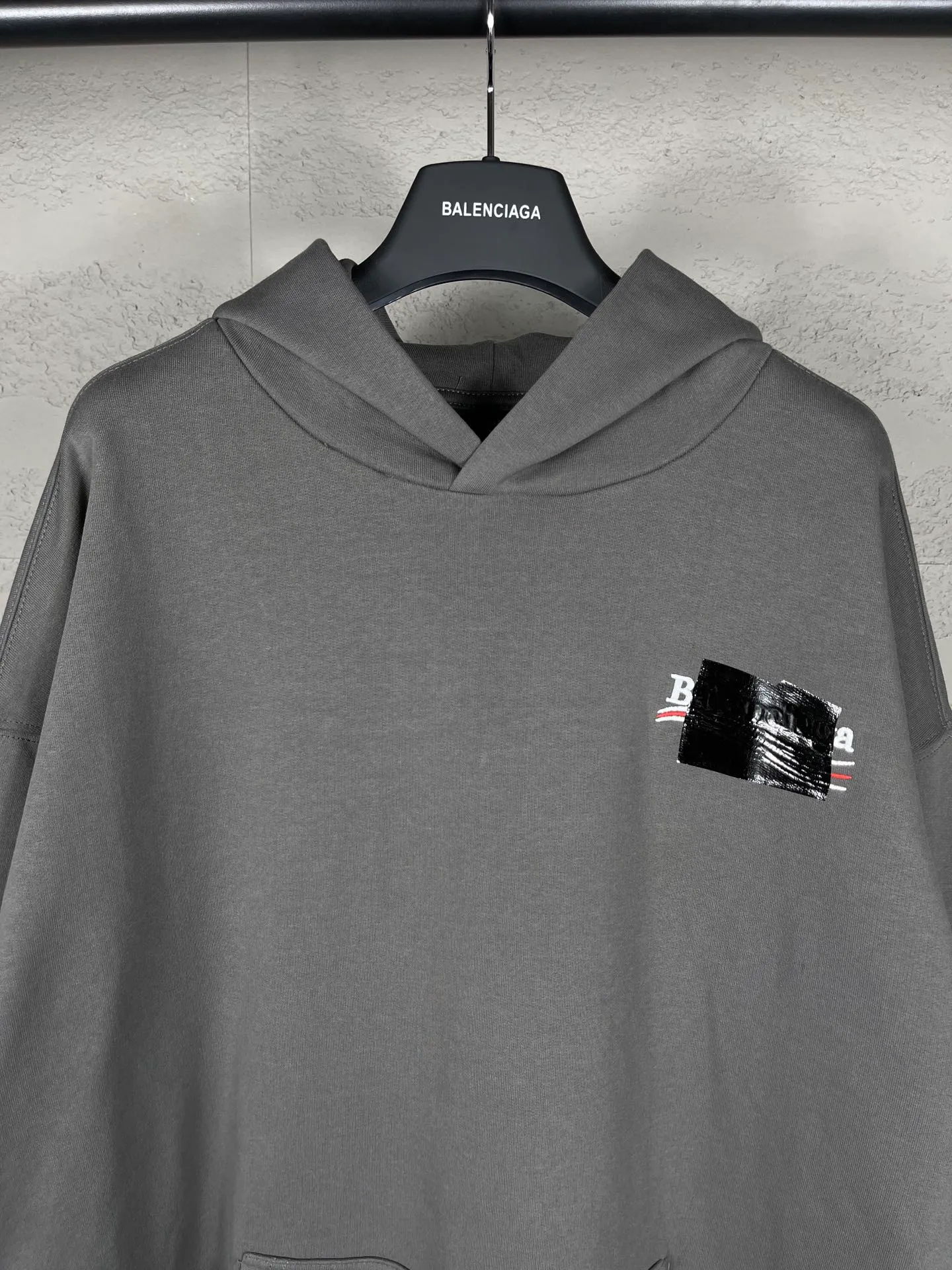 🅿️310 Actual pictures [Top version. Official website quality] BALENCI*GA/Paris #Classic. Coke embroidered black tape hooded sweatshirt. The fabric is made of Paris ZP custom-woven and dyed cotton sweatshirt. The weight is 450 grams. The cloth surface is clean. The cloth pattern is clear, soft and comfortable. The color fastness is good. It is not easy to change color. The threads are dyed with no color difference. The classic pattern embroidery uses an imported embroidery machine, and the embroidery thread color is based on the original color. It is produced based on the pictures in the Jubie market. The letters are clear. The three-dimensional effect is strong. The embroidered flowers are laminated on the finished product. The version adopts OS loose shoulder design. Same style for men and women. Code: BL238058 Color: black, off-white, smoky gray, red, brown Size: XS S M L
