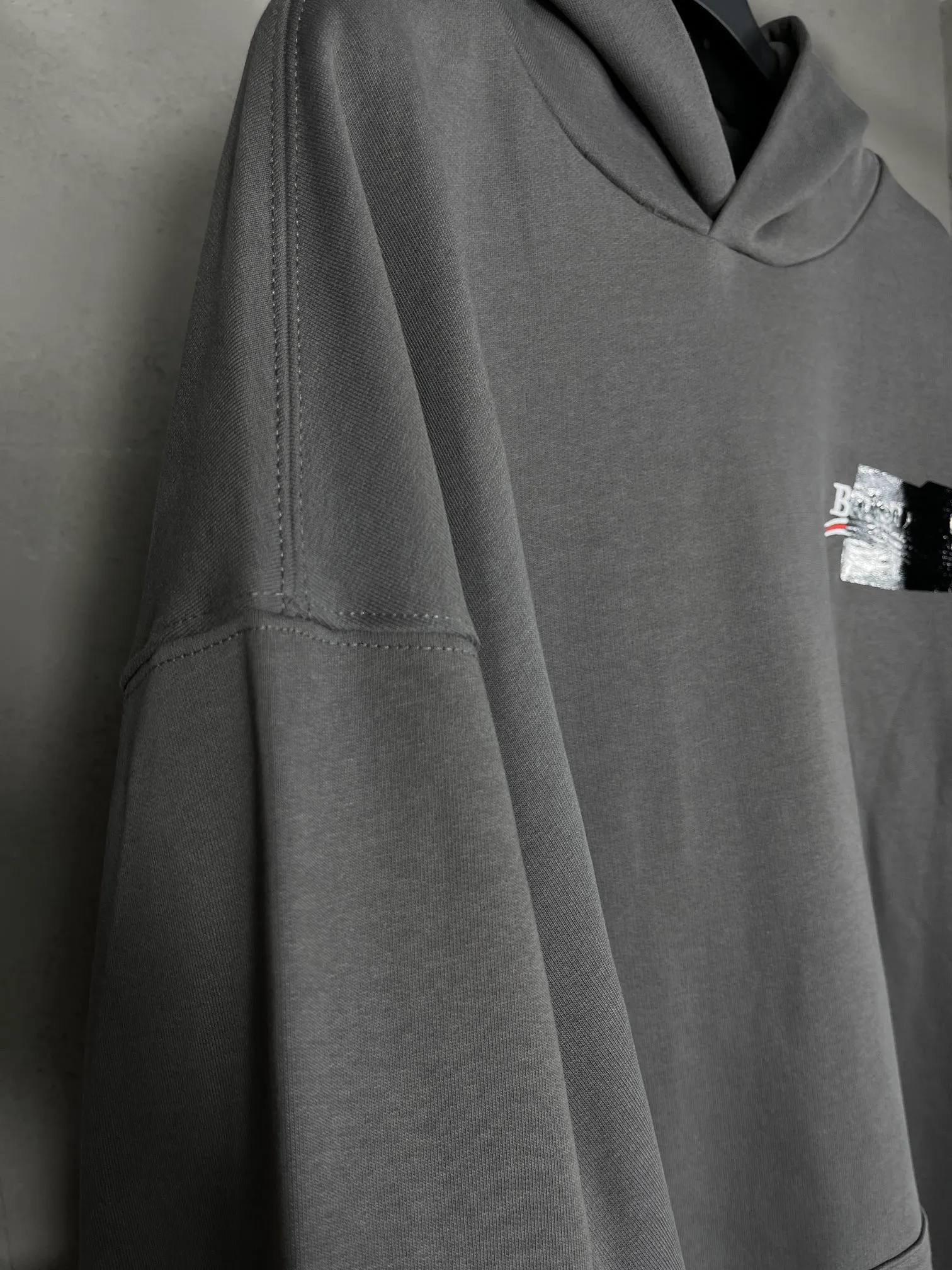 🅿️310 Actual pictures [Top version. Official website quality] BALENCI*GA/Paris #Classic. Coke embroidered black tape hooded sweatshirt. The fabric is made of Paris ZP custom-woven and dyed cotton sweatshirt. The weight is 450 grams. The cloth surface is clean. The cloth pattern is clear, soft and comfortable. The color fastness is good. It is not easy to change color. The threads are dyed with no color difference. The classic pattern embroidery uses an imported embroidery machine, and the embroidery thread color is based on the original color. It is produced based on the pictures in the Jubie market. The letters are clear. The three-dimensional effect is strong. The embroidered flowers are laminated on the finished product. The version adopts OS loose shoulder design. Same style for men and women. Code: BL238058 Color: black, off-white, smoky gray, red, brown Size: XS S M L