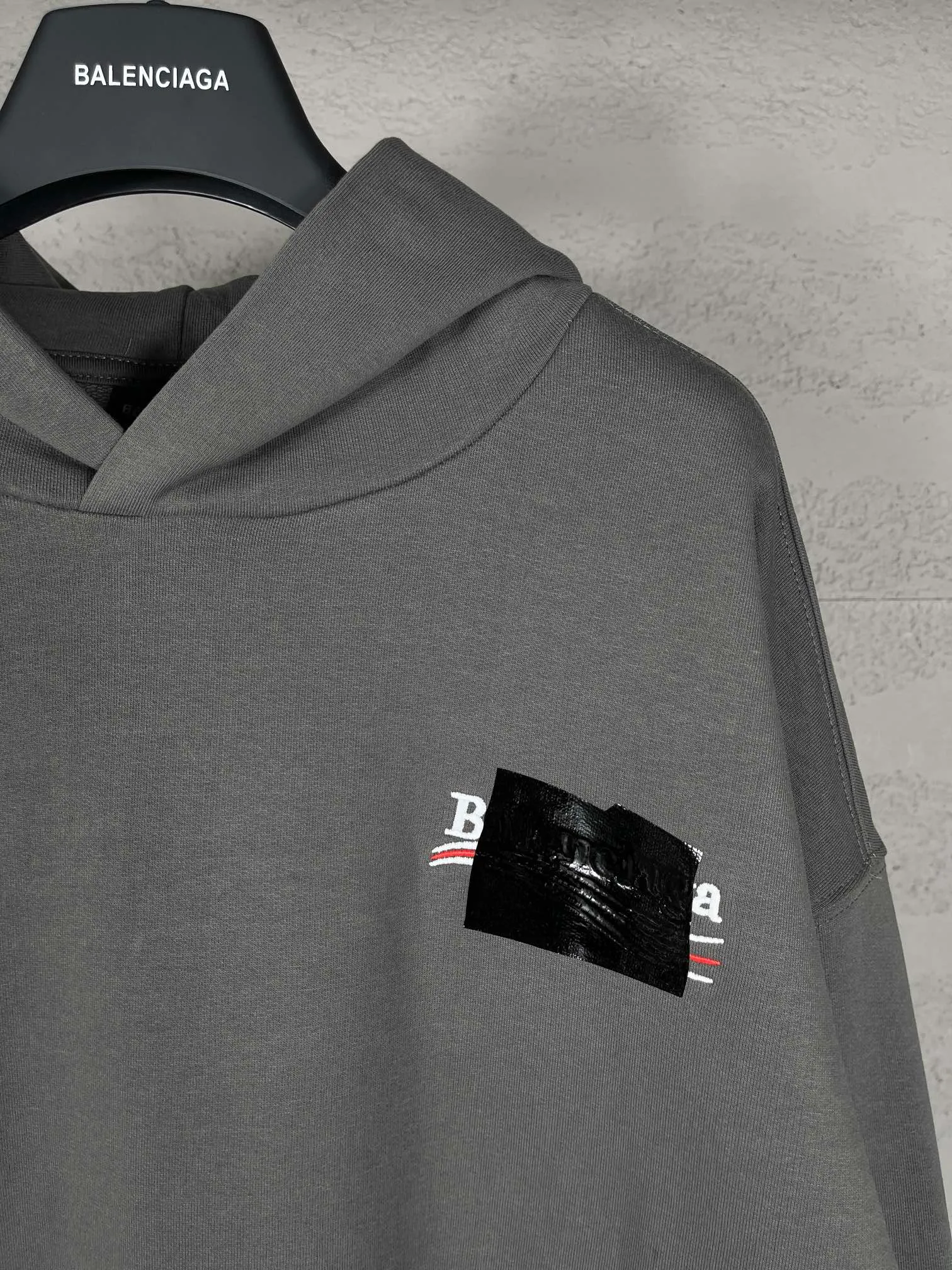 🅿️310 Actual pictures [Top version. Official website quality] BALENCI*GA/Paris #Classic. Coke embroidered black tape hooded sweatshirt. The fabric is made of Paris ZP custom-woven and dyed cotton sweatshirt. The weight is 450 grams. The cloth surface is clean. The cloth pattern is clear, soft and comfortable. The color fastness is good. It is not easy to change color. The threads are dyed with no color difference. The classic pattern embroidery uses an imported embroidery machine, and the embroidery thread color is based on the original color. It is produced based on the pictures in the Jubie market. The letters are clear. The three-dimensional effect is strong. The embroidered flowers are laminated on the finished product. The version adopts OS loose shoulder design. Same style for men and women. Code: BL238058 Color: black, off-white, smoky gray, red, brown Size: XS S M L