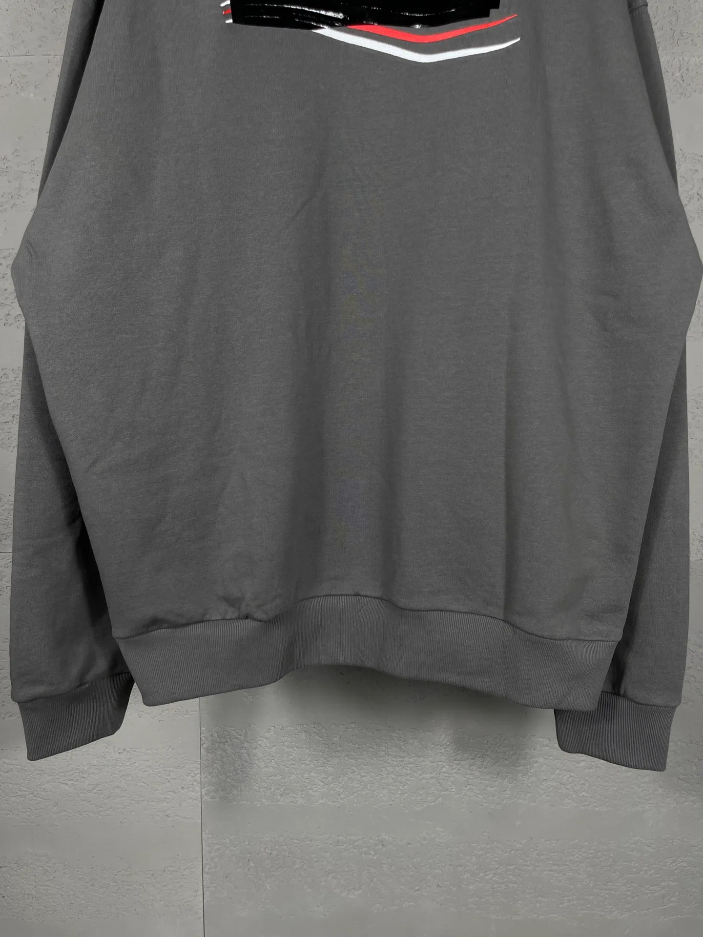 🅿️310 Actual pictures [Top version. Official website quality] BALENCI*GA/Paris #Classic. Coke embroidered black tape hooded sweatshirt. The fabric is made of Paris ZP custom-woven and dyed cotton sweatshirt. The weight is 450 grams. The cloth surface is clean. The cloth pattern is clear, soft and comfortable. The color fastness is good. It is not easy to change color. The threads are dyed with no color difference. The classic pattern embroidery uses an imported embroidery machine, and the embroidery thread color is based on the original color. It is produced based on the pictures in the Jubie market. The letters are clear. The three-dimensional effect is strong. The embroidered flowers are laminated on the finished product. The version adopts OS loose shoulder design. Same style for men and women. Code: BL238058 Color: black, off-white, smoky gray, red, brown Size: XS S M L