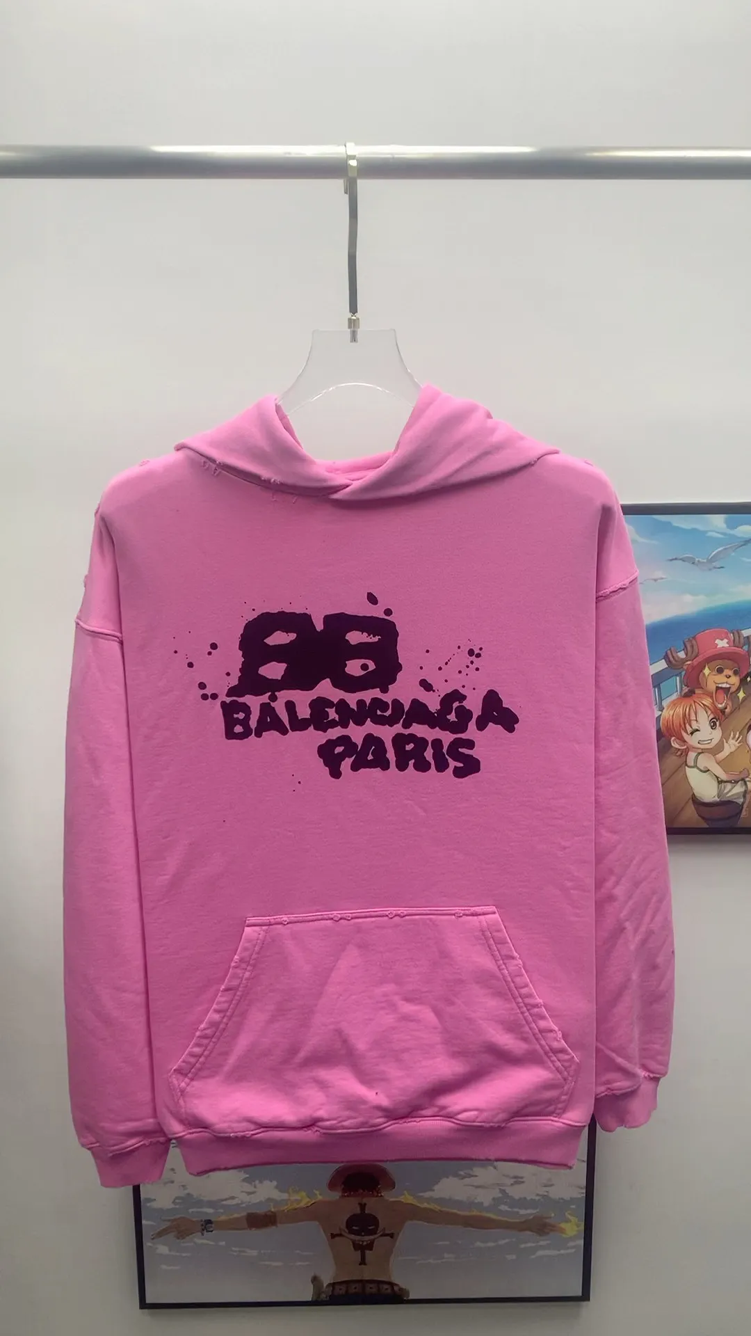 Frontal real shot video————Top tested version BALENCIAGA/Balenciaga 2023 SS BB hand-painted graffiti printed hooded sweatshirt ✅No.1 quality in this market Real ceiling quality ✅All original development attention to detail drawings to avoid stolen pictures from merchants ✅Correct 450g custom-woven and dyed 100% cotton double yarn tight cotton fabric ✅Imported Conley direct-injection printing color ZP consistent, clear and firm, no hand feel ✅Clear texture Soft and comfortable threads are custom-woven and dyed, no color difference ✅ over-weight craftsmanship, good color fastness, consistent ZP. Here I will explain why I am a little more expensive than others, 1. It seems to be a simple printing or embroidery, but it is not simple at all. 10000% imported machine restoration. Not just words. Welcome to compare with peers. 2. Each model is produced by the company. It’s not shameful to make a replica, it’s shameful if you can’t buy the correct version if you make a replica. 3. Note that the threaded collars are all original collars of certain countries and regions, with high wrapping. The width of the neckline and cabinets are accurate to the millimeter. Thick necklines are not easy to deform. The collars of high-end products are all restored cabinets. They are different from the big collars in the world. Ordinary garbage short-sleeves are printed with a print. The clavicle of the upper body is exposed. Please be patient. Customers who have bought genuine products or have seen genuine products will come back to place orders again. This is quality. This is quality. 4. Different styles of washed wheat main wheat, including imported wheat, have different colors and codes. Really restore the counter. As we all know, Balenciaga's collar labels in each quarter have different English or different colors. This distinguishes fast food from the world's same-colored main wheat washed wheat. 5. Pay attention to the workmanship. The stitching at the neckline has no folds, smooth and natural without overlapping lines, and truly restores this. This is something that many people cannot do. 6. The fabric is made of 450g Paris-specific double yarn. No one can make better fabrics than my family. There's really no way to compare it with the ordinary version on the market. Respect it. It's genuine and costs thousands of dollars anyway. Don't buy street stalls. Quality 7. The workmanship is fully restored. The packaging is fully restored. The cost is huge. 8. I guarantee here that this is the highest quality you can find. Size: XS-S-M-L (the correct version is very large) P:450