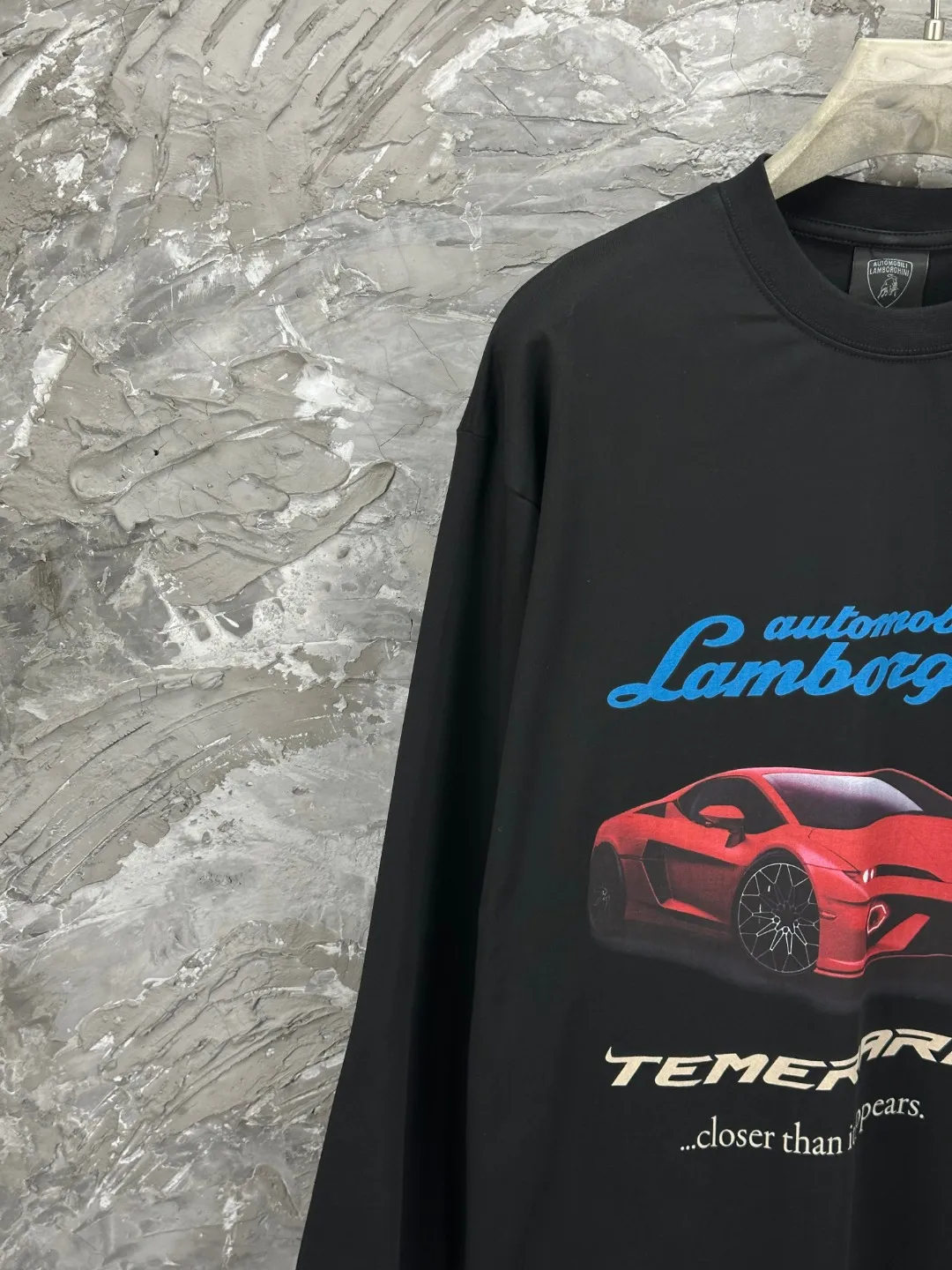 🅿️280 BALENCI*GA Paris co-branded Lamborghini Lamborghini front and back long-sleeved T-shirt with direct-injection printing on the left and right sleeves. The printing is done by computer direct-injection. The letters are clear and the effect is three-dimensional. Exclusively woven and dyed 280g fabric. Threads are dyed in the same cylinder with zero color difference. The version adopts OS loose off-shoulder version. Welcome to compare. Same style for men and women -Color: white gray black -SIZE: Xs S M L Style number 8537#