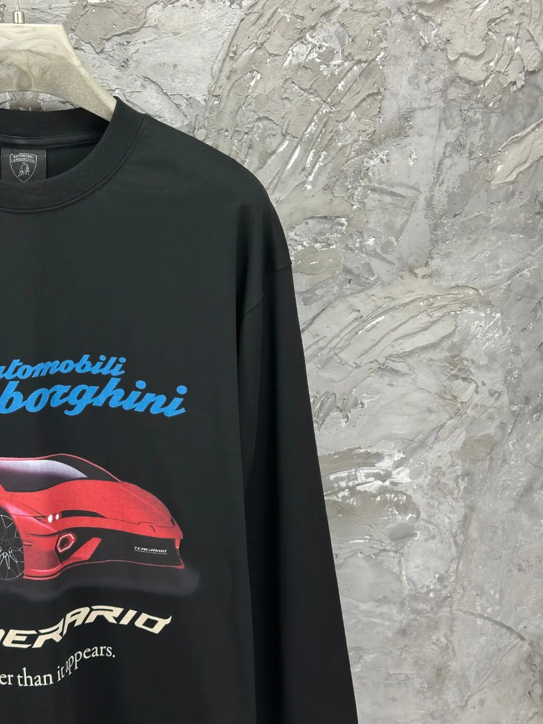 🅿️280 BALENCI*GA Paris co-branded Lamborghini Lamborghini front and back long-sleeved T-shirt with direct-injection printing on the left and right sleeves. The printing is done by computer direct-injection. The letters are clear and the effect is three-dimensional. Exclusively woven and dyed 280g fabric. Threads are dyed in the same cylinder with zero color difference. The version adopts OS loose off-shoulder version. Welcome to compare. Same style for men and women -Color: white gray black -SIZE: Xs S M L Style number 8537#