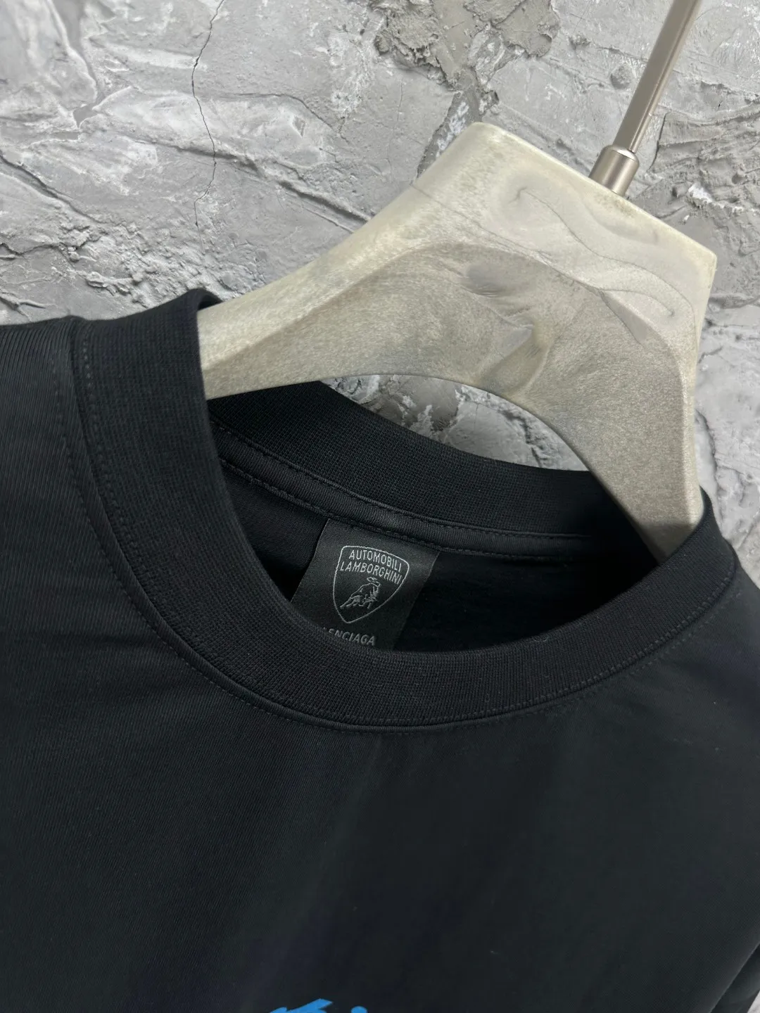 🅿️280 BALENCI*GA Paris co-branded Lamborghini Lamborghini front and back long-sleeved T-shirt with direct-injection printing on the left and right sleeves. The printing is done by computer direct-injection. The letters are clear and the effect is three-dimensional. Exclusively woven and dyed 280g fabric. Threads are dyed in the same cylinder with zero color difference. The version adopts OS loose off-shoulder version. Welcome to compare. Same style for men and women -Color: white gray black -SIZE: Xs S M L Style number 8537#
