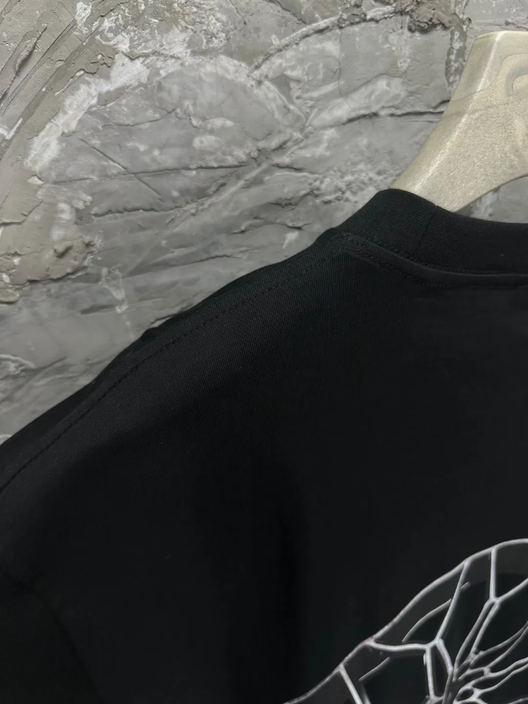 🅿️280 BALENCI*GA Paris co-branded Lamborghini Lamborghini front and back long-sleeved T-shirt with direct-injection printing on the left and right sleeves. The printing is done by computer direct-injection. The letters are clear and the effect is three-dimensional. Exclusively woven and dyed 280g fabric. Threads are dyed in the same cylinder with zero color difference. The version adopts OS loose off-shoulder version. Welcome to compare. Same style for men and women -Color: white gray black -SIZE: Xs S M L Style number 8537#