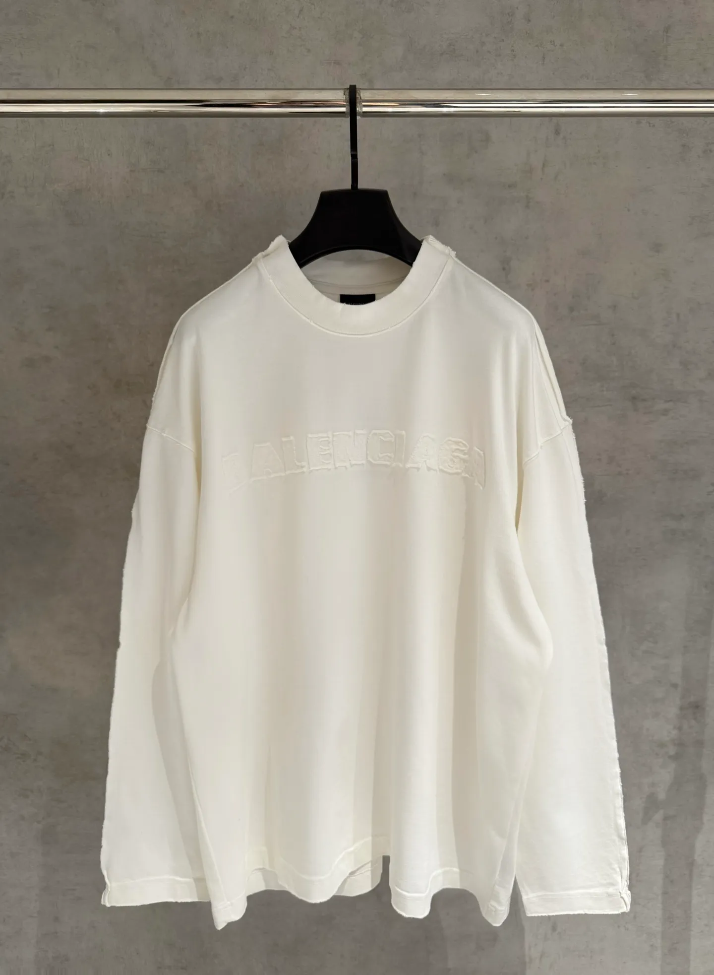 🅿️350 [Strict quality control] BAL Balenciaga's new appliqué embroidered long-sleeved sweatshirt T-shirt. Heavy 340g double yarn fabric. Wash the whole garment twice. Frayed and torn on all four sides. Heavy fabric. The neckline is made of icy Solona. Loose fit. Deep, wide and stylish. No deformation or shrinkage. Color: 3 colors, black, white and gray. Size: M-2xl