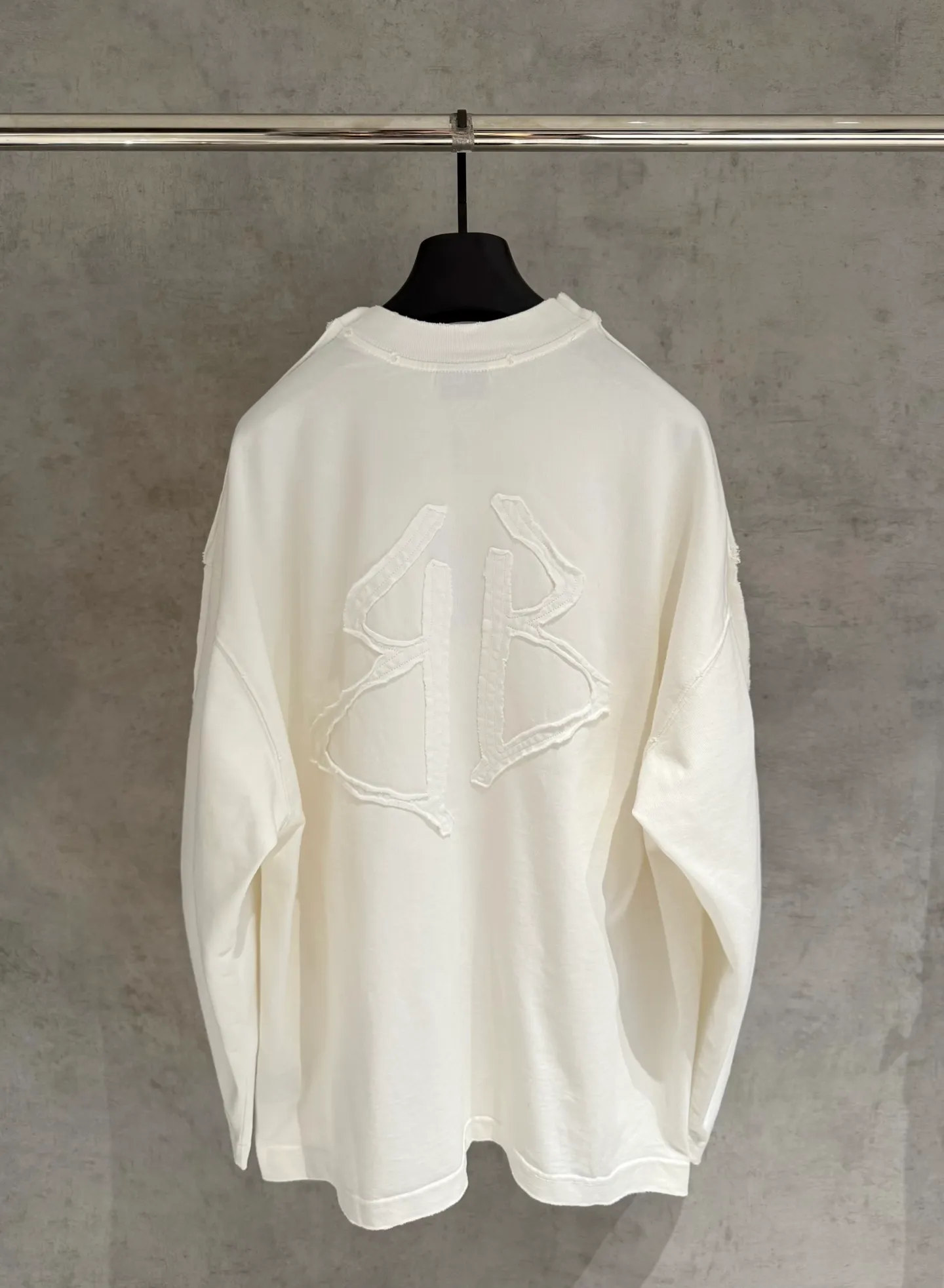 🅿️350 [Strict quality control] BAL Balenciaga's new appliqué embroidered long-sleeved sweatshirt T-shirt. Heavy 340g double yarn fabric. Wash the whole garment twice. Frayed and torn on all four sides. Heavy fabric. The neckline is made of icy Solona. Loose fit. Deep, wide and stylish. No deformation or shrinkage. Color: 3 colors, black, white and gray. Size: M-2xl