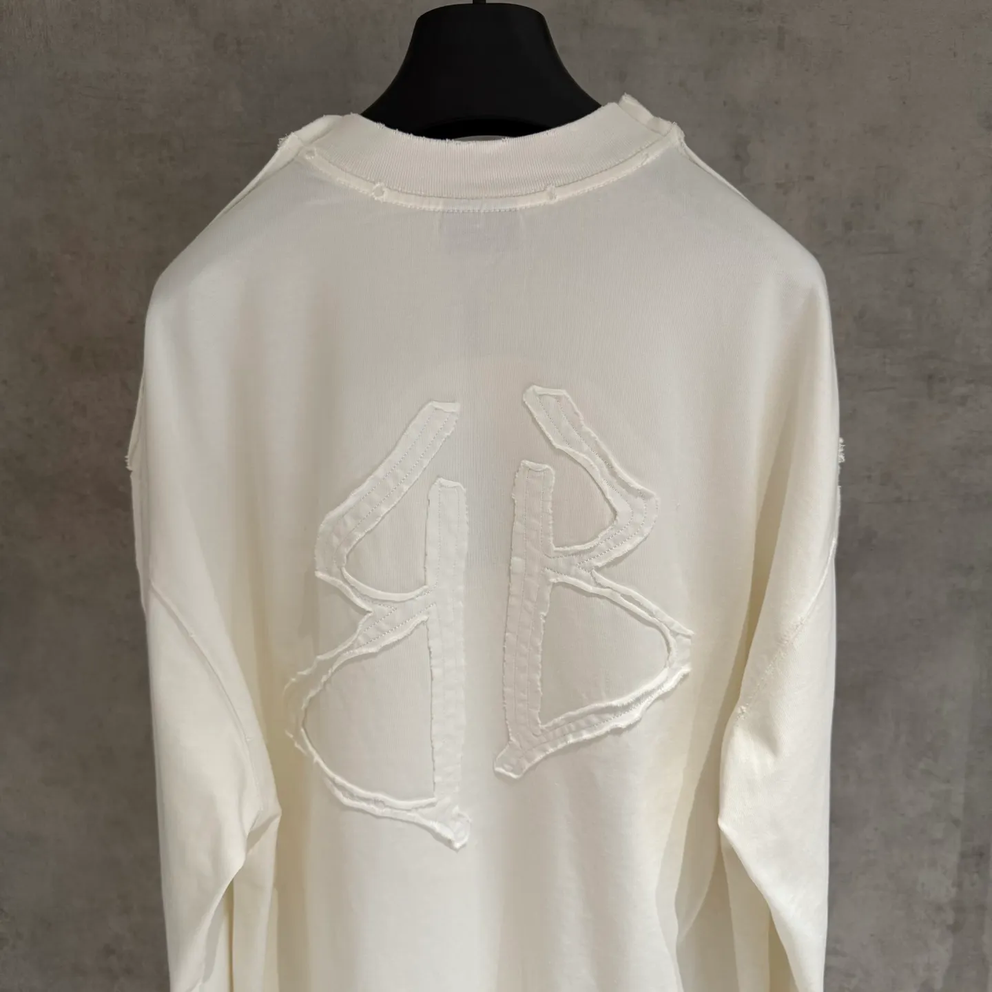 🅿️350 [Strict quality control] BAL Balenciaga's new appliqué embroidered long-sleeved sweatshirt T-shirt. Heavy 340g double yarn fabric. Wash the whole garment twice. Frayed and torn on all four sides. Heavy fabric. The neckline is made of icy Solona. Loose fit. Deep, wide and stylish. No deformation or shrinkage. Color: 3 colors, black, white and gray. Size: M-2xl