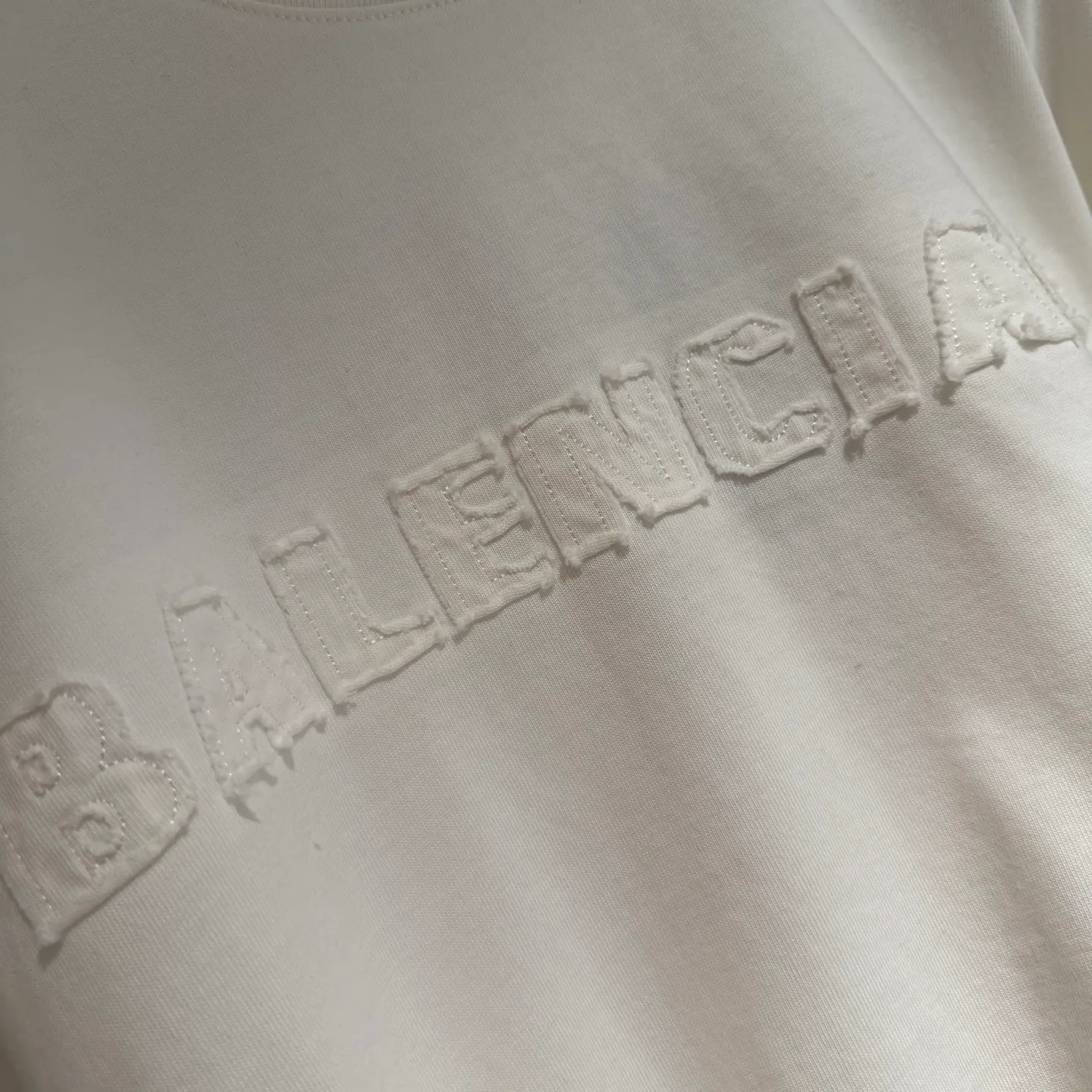 🅿️350 [Strict quality control] BAL Balenciaga's new appliqué embroidered long-sleeved sweatshirt T-shirt. Heavy 340g double yarn fabric. Wash the whole garment twice. Frayed and torn on all four sides. Heavy fabric. The neckline is made of icy Solona. Loose fit. Deep, wide and stylish. No deformation or shrinkage. Color: 3 colors, black, white and gray. Size: M-2xl