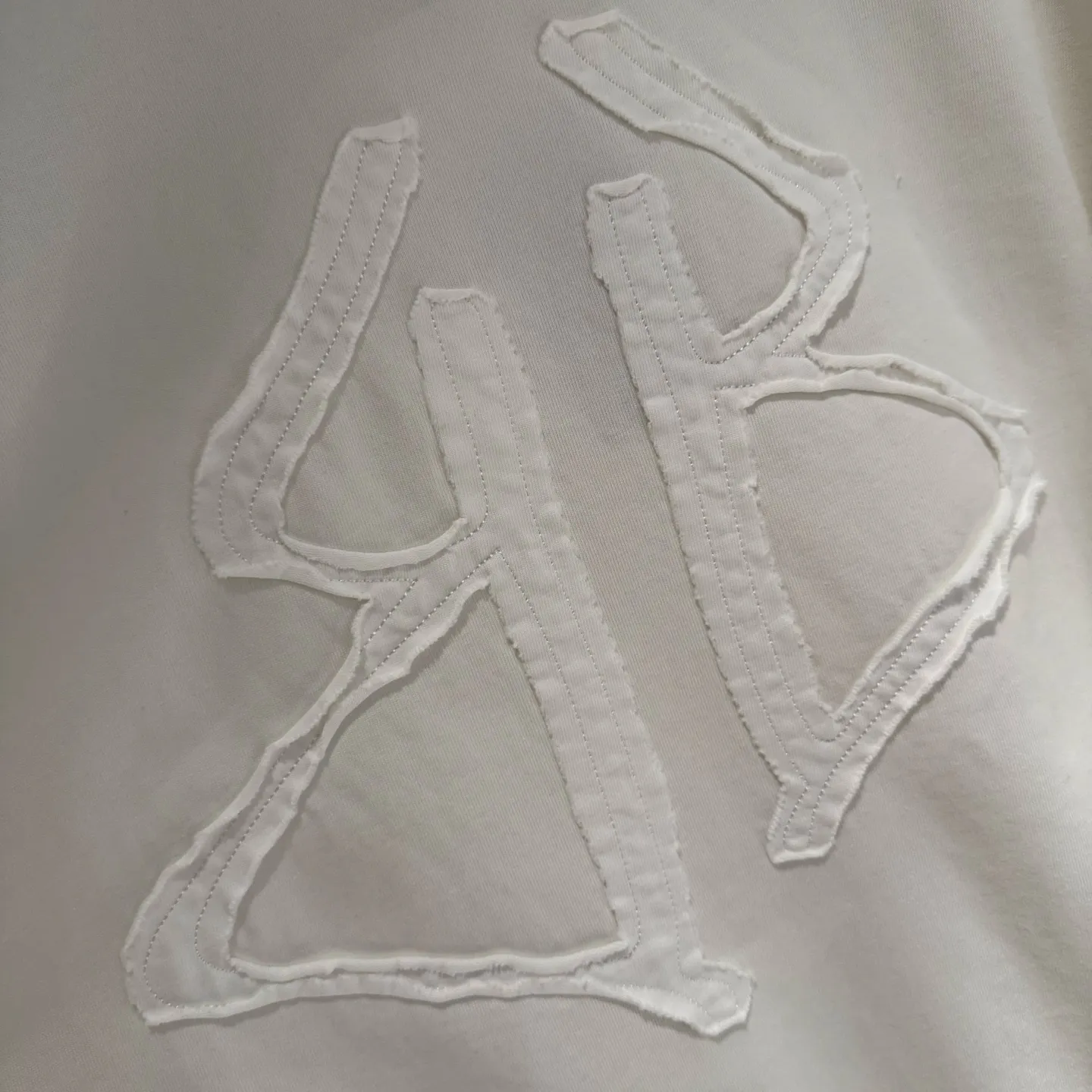 🅿️350 [Strict quality control] BAL Balenciaga's new appliqué embroidered long-sleeved sweatshirt T-shirt. Heavy 340g double yarn fabric. Wash the whole garment twice. Frayed and torn on all four sides. Heavy fabric. The neckline is made of icy Solona. Loose fit. Deep, wide and stylish. No deformation or shrinkage. Color: 3 colors, black, white and gray. Size: M-2xl