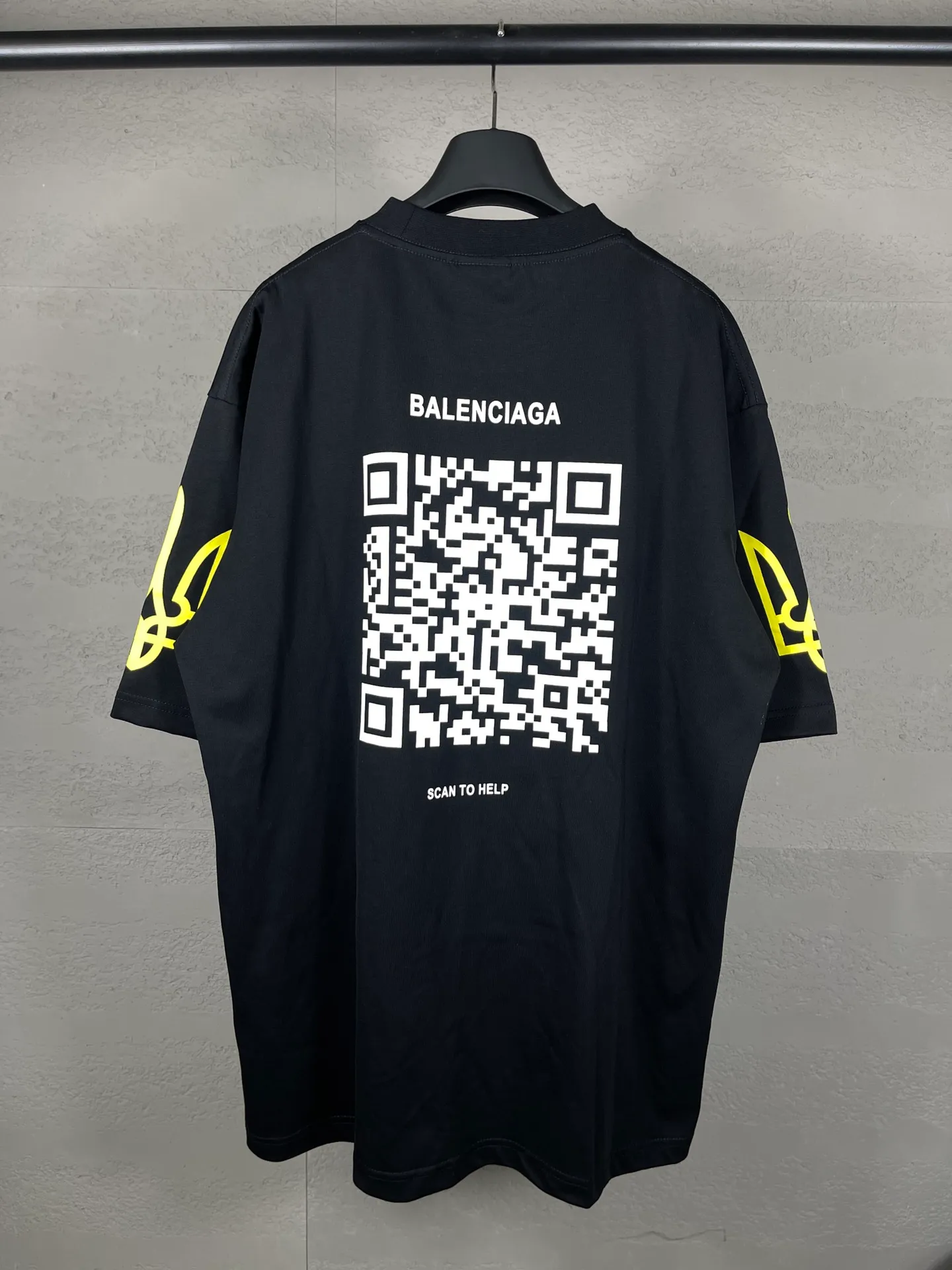 🅿️180 real photos [Top version. Official website quality] BALENCI*GA/Paris. 2024 charity new style. Front and rear white ink direct-printed short-sleeved T-shirts, brick cabinet synchronization. Genuine product developed at the first time, happy to print and compare! The fabric is made of Paris ZP custom-woven and dyed cotton double yarn. Weighing 260 grams, the cloth surface is clean. The cloth pattern is clear, soft and comfortable. The threads are dyed with no color difference. The classic LOGO uses environmentally friendly imported materials and is directly sprayed with white ink. The letters are clear and the effect is three-dimensional. Restore the brick cabinet. Welcome to compare, the version adopts the OS loose shoulder version. Same style for men and women Coding: BL233313 Color: black, white Size: XS to L