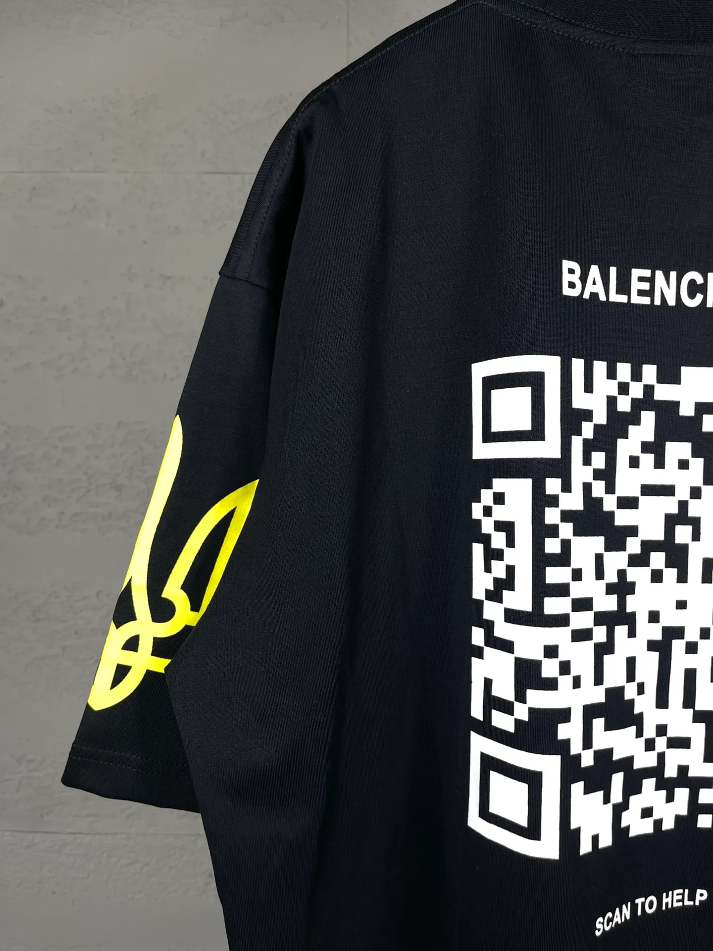 🅿️180 real photos [Top version. Official website quality] BALENCI*GA/Paris. 2024 charity new style. Front and rear white ink direct-printed short-sleeved T-shirts, brick cabinet synchronization. Genuine product developed at the first time, happy to print and compare! The fabric is made of Paris ZP custom-woven and dyed cotton double yarn. Weighing 260 grams, the cloth surface is clean. The cloth pattern is clear, soft and comfortable. The threads are dyed with no color difference. The classic LOGO uses environmentally friendly imported materials and is directly sprayed with white ink. The letters are clear and the effect is three-dimensional. Restore the brick cabinet. Welcome to compare, the version adopts the OS loose shoulder version. Same style for men and women Coding: BL233313 Color: black, white Size: XS to L