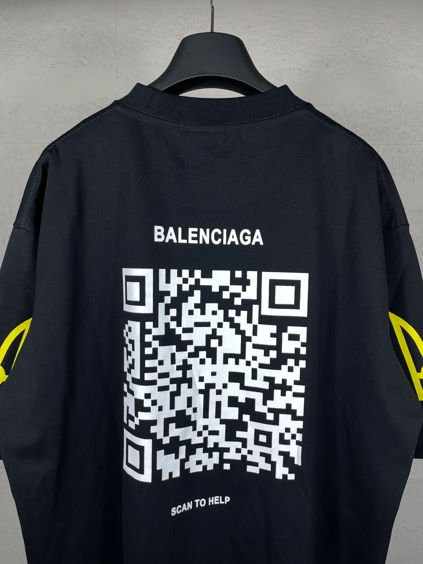 🅿️180 real photos [Top version. Official website quality] BALENCI*GA/Paris. 2024 charity new style. Front and rear white ink direct-printed short-sleeved T-shirts, brick cabinet synchronization. Genuine product developed at the first time, happy to print and compare! The fabric is made of Paris ZP custom-woven and dyed cotton double yarn. Weighing 260 grams, the cloth surface is clean. The cloth pattern is clear, soft and comfortable. The threads are dyed with no color difference. The classic LOGO uses environmentally friendly imported materials and is directly sprayed with white ink. The letters are clear and the effect is three-dimensional. Restore the brick cabinet. Welcome to compare, the version adopts the OS loose shoulder version. Same style for men and women Coding: BL233313 Color: black, white Size: XS to L