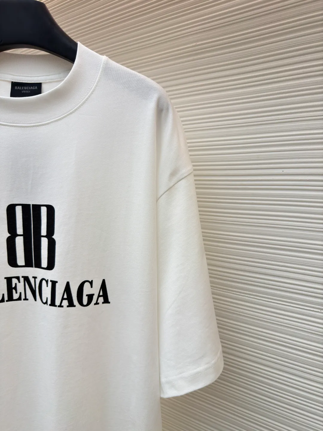 Balenciaga nano BB printed short sleeves ●Original version: Purchased and developed for 4600 ●Item number: 1682358-X90 ●Fabric: moire jersey fabric ●Technology: Glue printing production ●Color: white ●Version: Loose version ●Weight: about 325 grams ●Size: The layered texture carrier is embellished with the exquisite Balenciaga nano BB art on the chest and stamped with a silver-gray artistic seal. It is a concrete expression of the brand's soul. Use every outfit to outline your own fashion picture. Glue printing is used. The chest printing has been modified three times with the film screen. The glue liquid paint is used to print the pattern on the fabric. The fabric is baked to fix the printed pattern. The fabric has been washed. It has a better hand feel and texture. It is not easy to deform, not easy to shrink, not easy to fade, and maintains long-term beauty. The overall wiring is straight and delicate, the fabric is comfortable and soft, and the color is consistent without color difference. It can be matched with the same style to create a fashionable look and control various occasions. Customized accessories, complete with three standards, same style for men and women!