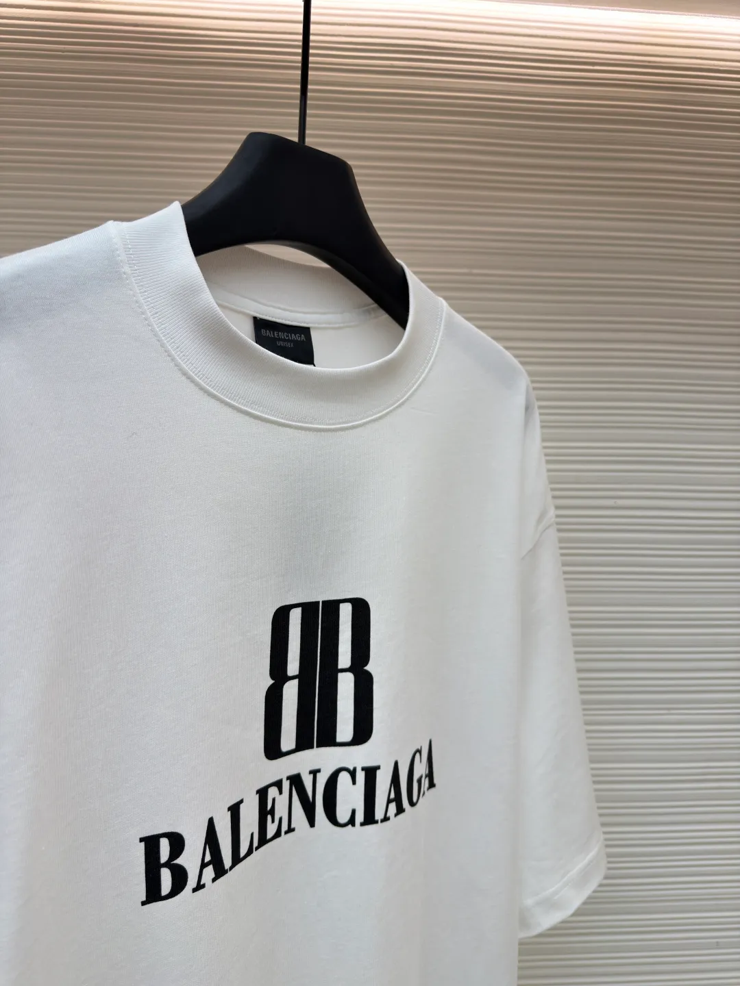 Balenciaga nano BB printed short sleeves ●Original version: Purchased and developed for 4600 ●Item number: 1682358-X90 ●Fabric: moire jersey fabric ●Technology: Glue printing production ●Color: white ●Version: Loose version ●Weight: about 325 grams ●Size: The layered texture carrier is embellished with the exquisite Balenciaga nano BB art on the chest and stamped with a silver-gray artistic seal. It is a concrete expression of the brand's soul. Use every outfit to outline your own fashion picture. Glue printing is used. The chest printing has been modified three times with the film screen. The glue liquid paint is used to print the pattern on the fabric. The fabric is baked to fix the printed pattern. The fabric has been washed. It has a better hand feel and texture. It is not easy to deform, not easy to shrink, not easy to fade, and maintains long-term beauty. The overall wiring is straight and delicate, the fabric is comfortable and soft, and the color is consistent without color difference. It can be matched with the same style to create a fashionable look and control various occasions. Customized accessories, complete with three standards, same style for men and women!