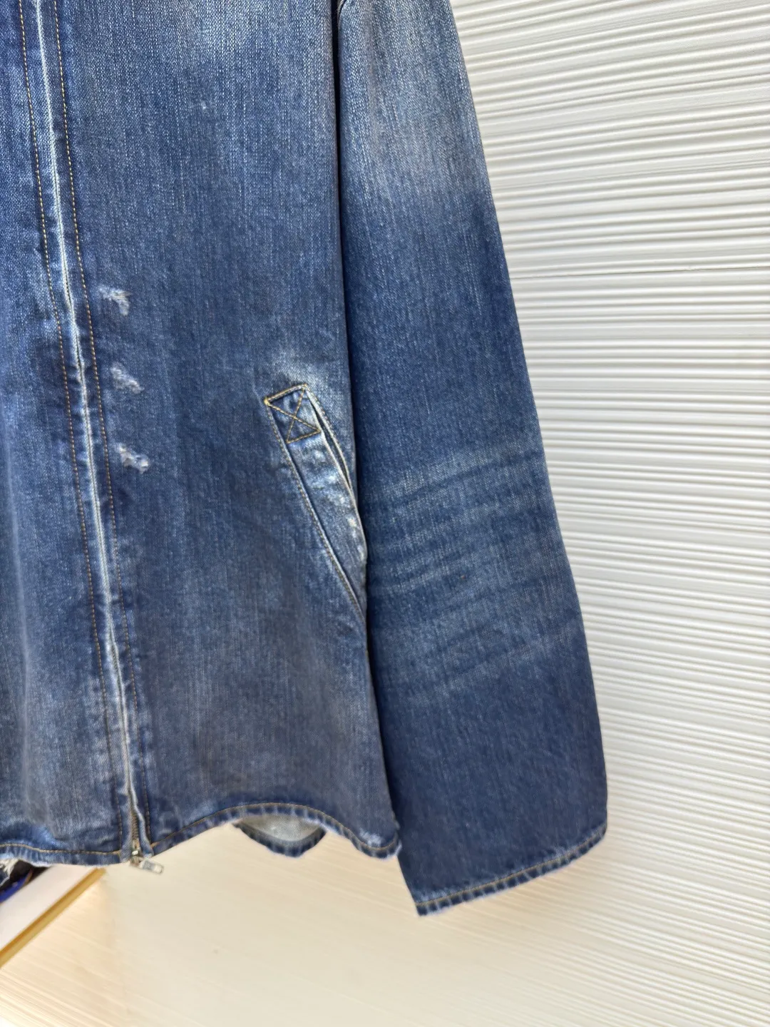 Balenciaga destruction denim jacket ●Authentic product: Purchased and developed by 9437 ●Item number: 1680487-B15 ●Fabric: Denim denim ●Technology: Washed and frayed ●Version: Loose version ●Weight: about 1110g ●Size: XS-S-M ●Description: The fabric is made of high-density pure cotton twill denim imported from Italy. The narrow-width fabric loses a lot to restore the loose drape feeling. The fabric is washed and depadded first. The washing process needs to be repeated three times to restore the color. Through washing and sanding, the old texture is formed. The color is too natural. Finally, a professional painter is required to paint the transition. Custom-woven and dyed trousers and pocket fabrics. The entire thickness. The material is consistent with YB. The cuts are located and damaged. Purely hand-ground and hand-picked. A complete set of customized accessories. Bronze-colored hardware with flat nails. The overall wiring is straight and delicate, the fabric is comfortable and soft, and the color is consistent without color difference. It can be matched with the same style to create a fashionable look and control various occasions. Customized accessories, complete with three standards, same style for men and women!