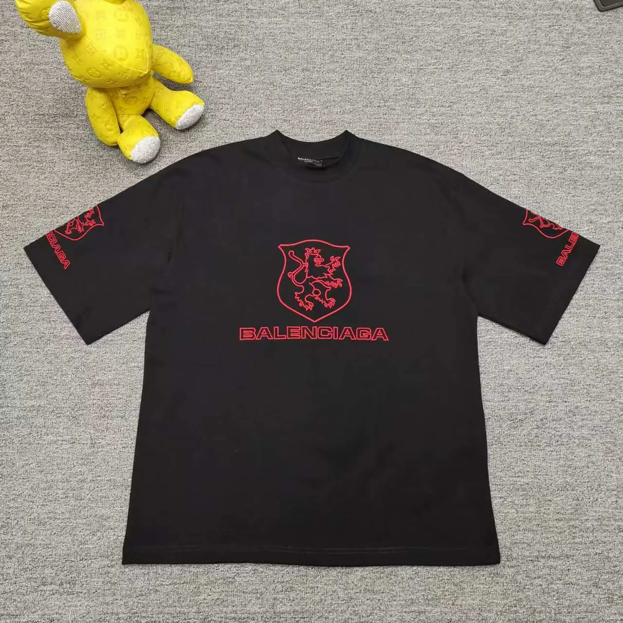 Top version BALENCIAGA/Paris. 2025 new Manchester United co-branded embroidery. Brick cabinet synchronization. Genuine product development at the first time, happy to print and compare! The fabric is made of Paris ZP custom-woven and dyed cotton with double yarn. Weighing 260 grams, the cloth surface is clean. The cloth pattern is clear, soft and comfortable. The threads are dyed with no color difference. The embroidery uses imported Tajima embroidery machines. The letters are clear and the effect is three-dimensional. The entire garment is worn and distressed. The version adopts OS loose shoulder design. Same style for men and women. Color: black. Size: XS S M L P: 290