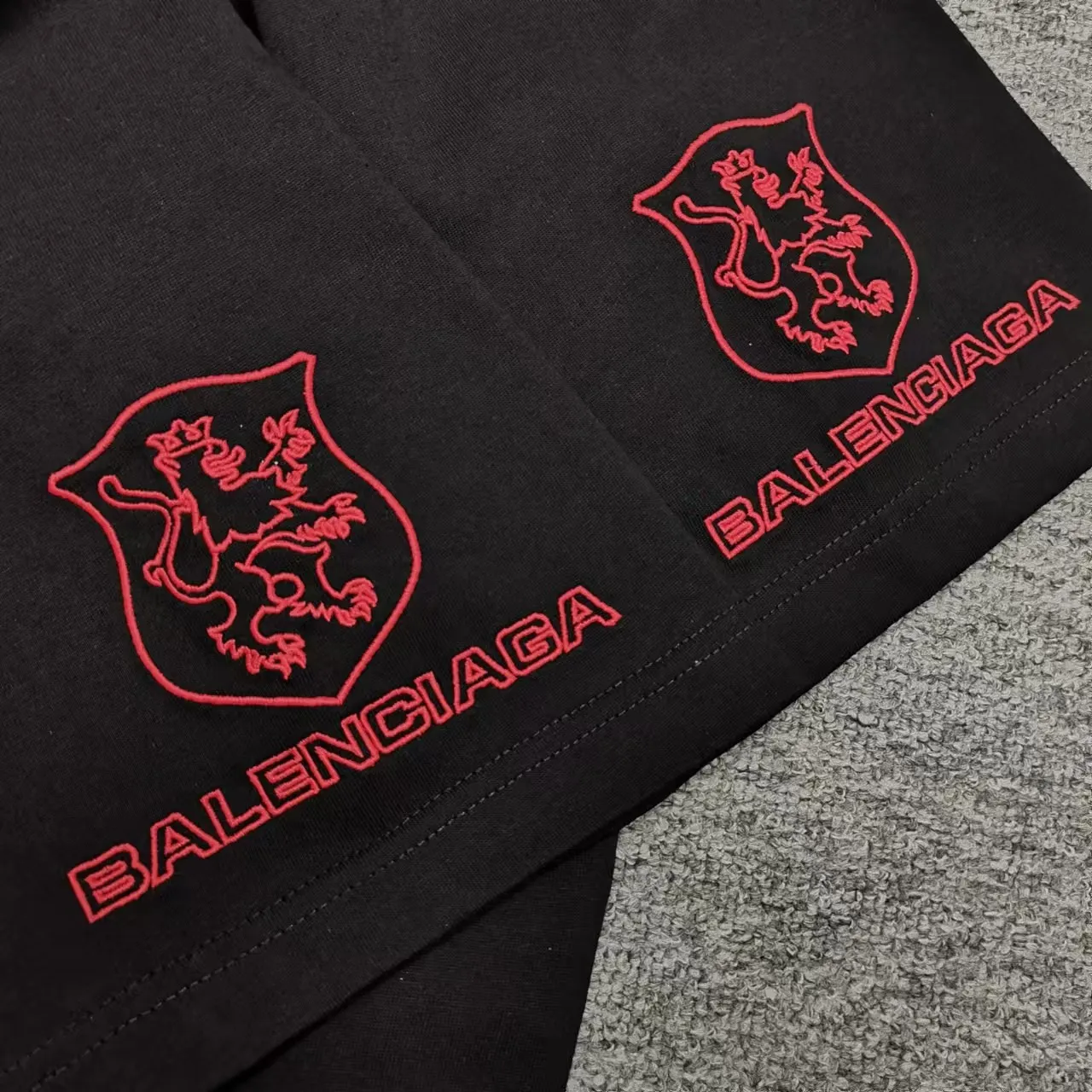 Top version BALENCIAGA/Paris. 2025 new Manchester United co-branded embroidery. Brick cabinet synchronization. Genuine product development at the first time, happy to print and compare! The fabric is made of Paris ZP custom-woven and dyed cotton with double yarn. Weighing 260 grams, the cloth surface is clean. The cloth pattern is clear, soft and comfortable. The threads are dyed with no color difference. The embroidery uses imported Tajima embroidery machines. The letters are clear and the effect is three-dimensional. The entire garment is worn and distressed. The version adopts OS loose shoulder design. Same style for men and women. Color: black. Size: XS S M L P: 290