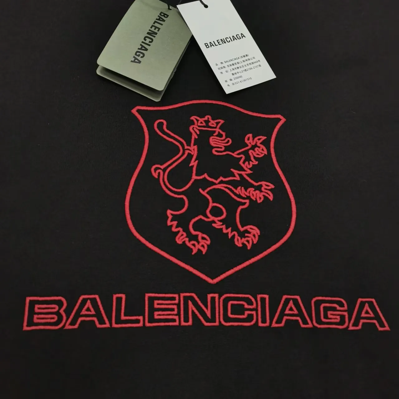 Top version BALENCIAGA/Paris. 2025 new Manchester United co-branded embroidery. Brick cabinet synchronization. Genuine product development at the first time, happy to print and compare! The fabric is made of Paris ZP custom-woven and dyed cotton with double yarn. Weighing 260 grams, the cloth surface is clean. The cloth pattern is clear, soft and comfortable. The threads are dyed with no color difference. The embroidery uses imported Tajima embroidery machines. The letters are clear and the effect is three-dimensional. The entire garment is worn and distressed. The version adopts OS loose shoulder design. Same style for men and women. Color: black. Size: XS S M L P: 290