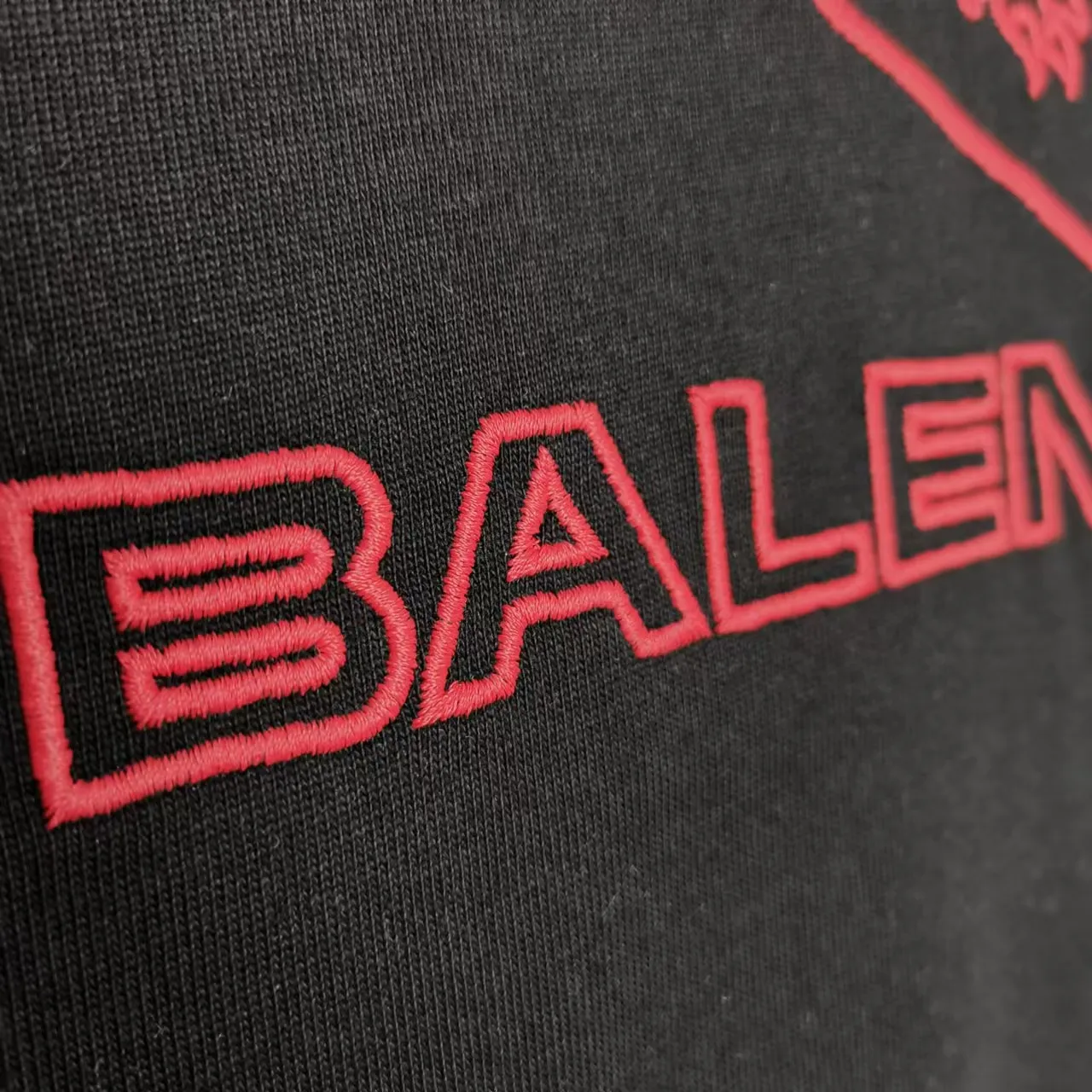 Top version BALENCIAGA/Paris. 2025 new Manchester United co-branded embroidery. Brick cabinet synchronization. Genuine product development at the first time, happy to print and compare! The fabric is made of Paris ZP custom-woven and dyed cotton with double yarn. Weighing 260 grams, the cloth surface is clean. The cloth pattern is clear, soft and comfortable. The threads are dyed with no color difference. The embroidery uses imported Tajima embroidery machines. The letters are clear and the effect is three-dimensional. The entire garment is worn and distressed. The version adopts OS loose shoulder design. Same style for men and women. Color: black. Size: XS S M L P: 290