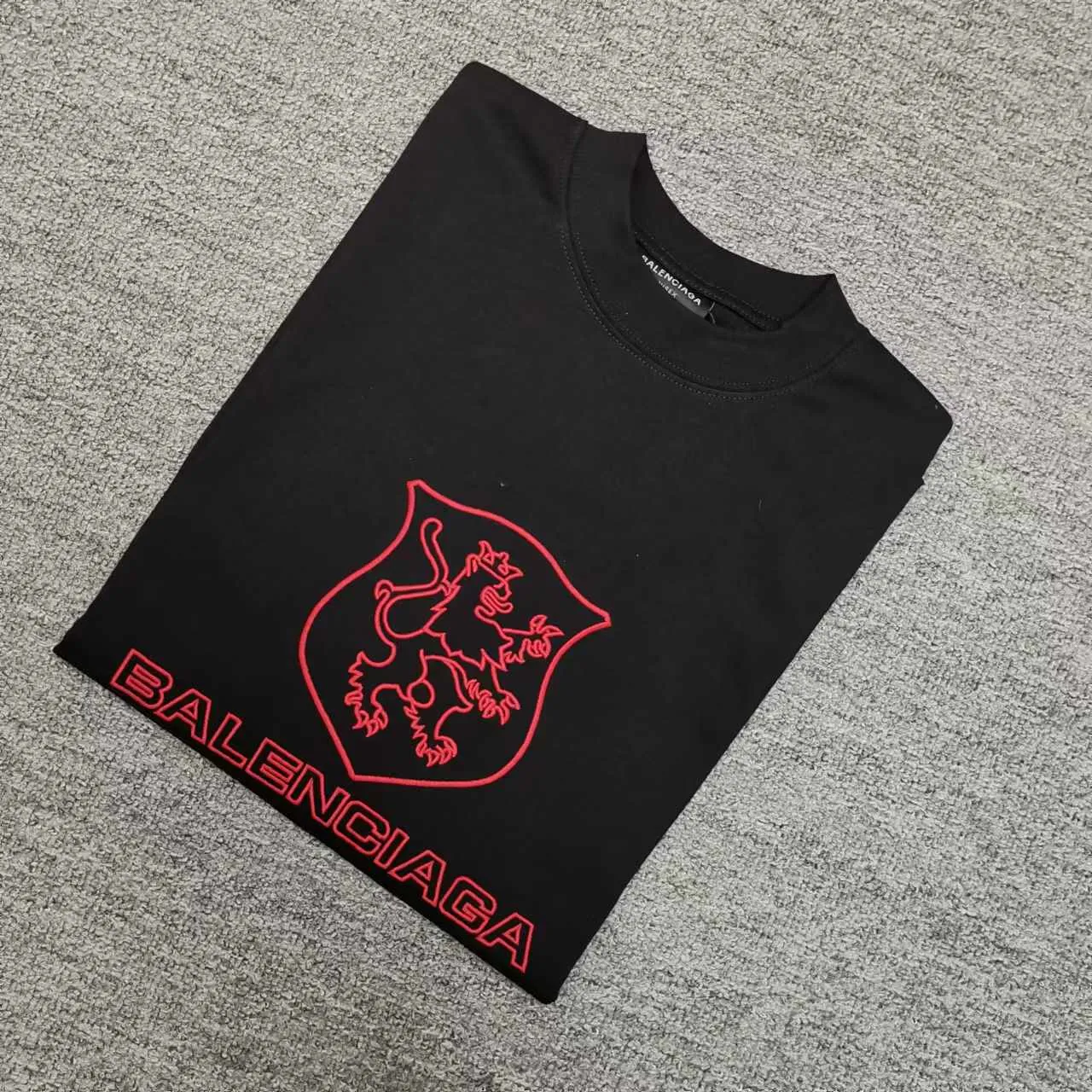 Top version BALENCIAGA/Paris. 2025 new Manchester United co-branded embroidery. Brick cabinet synchronization. Genuine product development at the first time, happy to print and compare! The fabric is made of Paris ZP custom-woven and dyed cotton with double yarn. Weighing 260 grams, the cloth surface is clean. The cloth pattern is clear, soft and comfortable. The threads are dyed with no color difference. The embroidery uses imported Tajima embroidery machines. The letters are clear and the effect is three-dimensional. The entire garment is worn and distressed. The version adopts OS loose shoulder design. Same style for men and women. Color: black. Size: XS S M L P: 290