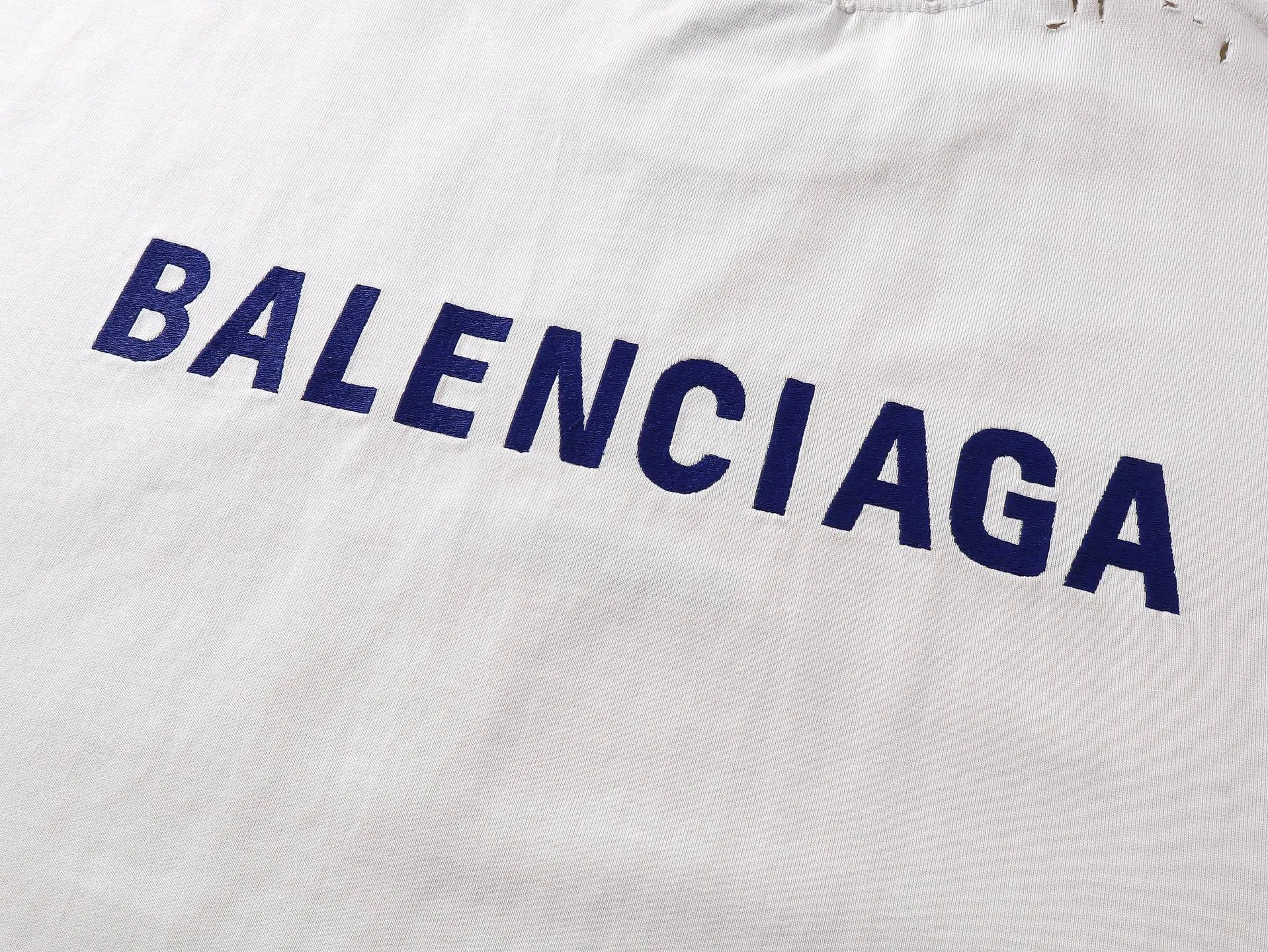 🅿️180 real photos [Top version. Official website quality] BALENCI*GA/25 new model. Washed and distressed short-sleeved T-shirt with Paris LOGO embroidery on the front and back # The back is distressed and distressed in multiple spots. SS25 latest style. Research and development at the first time, different market currencies. Comparisons welcome. The fabric is made of Paris ZP custom-woven and dyed cotton double yarn. Weighing 260 grams, the cloth surface is clean. The cloth pattern is clear, soft and comfortable. The threads are dyed with no color difference. The embroidery is done with embroidery machines imported from Tajima, and the garments are washed and worn to make them look old. Jubie market currency. Welcome to compare. The version adopts OS loose shoulder design. Same style for men and women. Code: BL253715 Color: Apricot Size: XS S M L