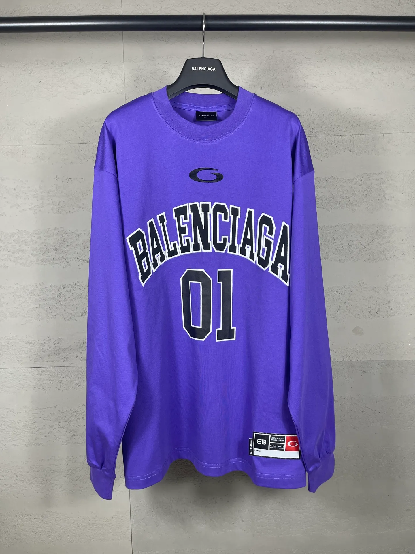 🅿️240 real photos [Top version. Official website quality] BALENCI*GA/Paris.SS25 latest basketball uniform embroidered printed long-sleeved T-shirt. The front embroidery is embroidered and printed using a Tajima computer embroidery machine, the lower left corner is stamped, and the back piece is printed. Brick cabinets are synchronized. Genuine products are developed at the first time. The fabric is made of Paris ZP custom-woven and dyed cotton double yarn. Weighing 260 grams, the cloth surface is clean. The cloth pattern is clear, soft and comfortable. The threads are dyed with no color difference. The printing uses environmentally friendly imported materials, the letters are clear and the effect is three-dimensional. The version adopts OS loose shoulder design. Same style for men and women. Code: BL255069 Color: black, white, purple, orchid. Size: XS S M L