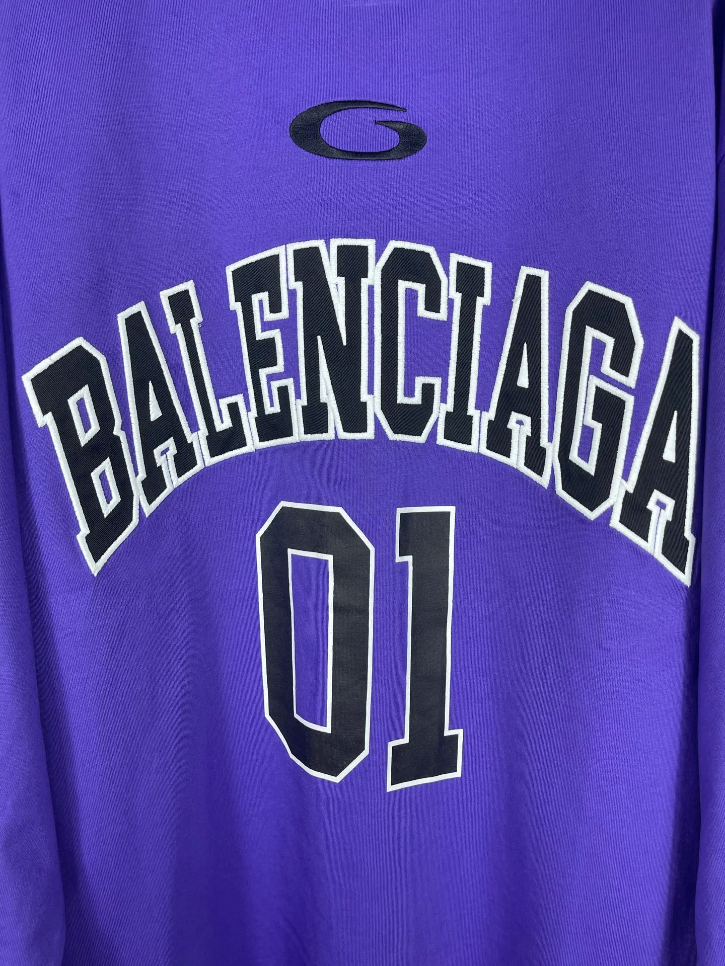 🅿️240 real photos [Top version. Official website quality] BALENCI*GA/Paris.SS25 latest basketball uniform embroidered printed long-sleeved T-shirt. The front embroidery is embroidered and printed using a Tajima computer embroidery machine, the lower left corner is stamped, and the back piece is printed. Brick cabinets are synchronized. Genuine products are developed at the first time. The fabric is made of Paris ZP custom-woven and dyed cotton double yarn. Weighing 260 grams, the cloth surface is clean. The cloth pattern is clear, soft and comfortable. The threads are dyed with no color difference. The printing uses environmentally friendly imported materials, the letters are clear and the effect is three-dimensional. The version adopts OS loose shoulder design. Same style for men and women. Code: BL255069 Color: black, white, purple, orchid. Size: XS S M L