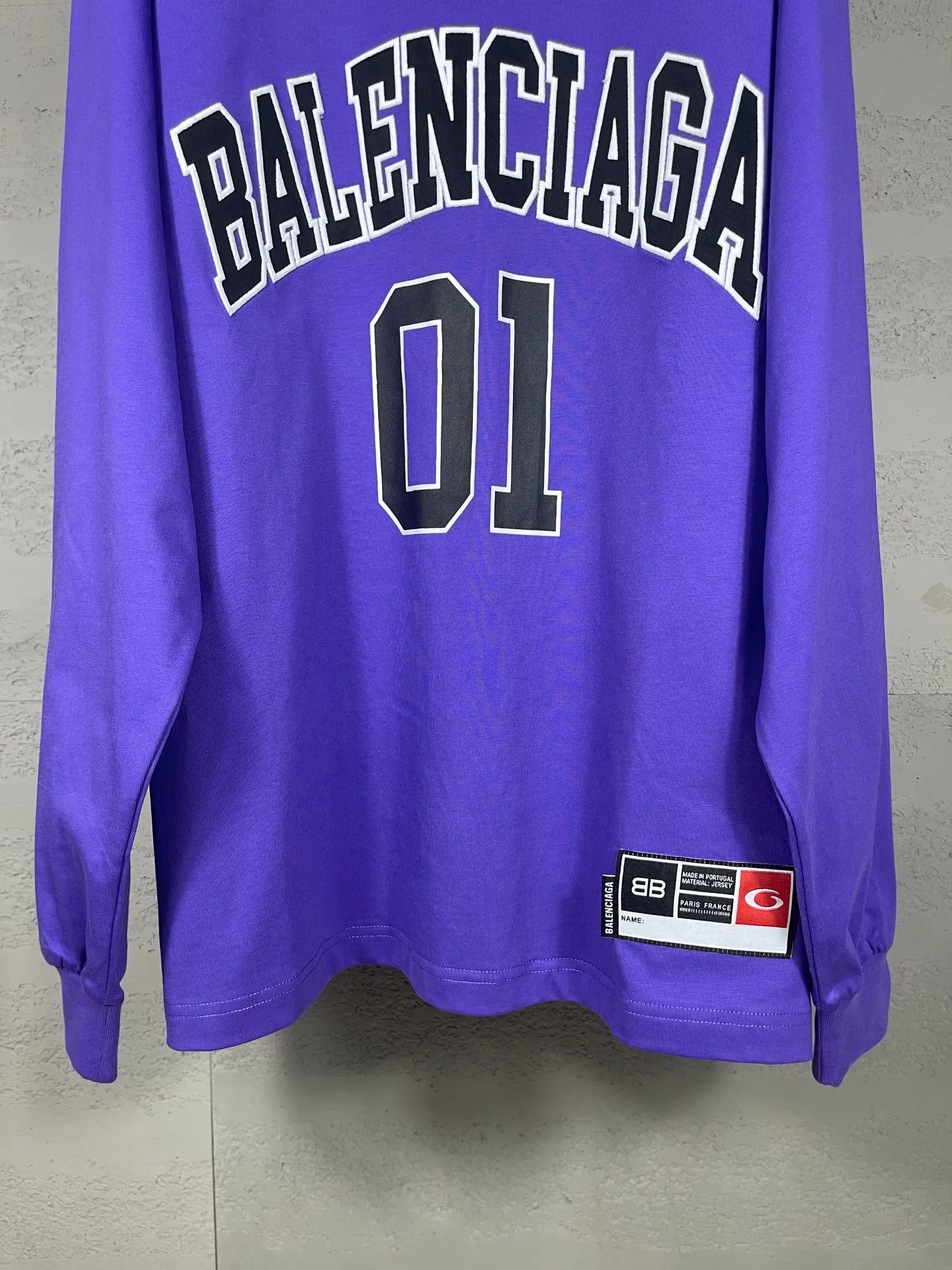 🅿️240 real photos [Top version. Official website quality] BALENCI*GA/Paris.SS25 latest basketball uniform embroidered printed long-sleeved T-shirt. The front embroidery is embroidered and printed using a Tajima computer embroidery machine, the lower left corner is stamped, and the back piece is printed. Brick cabinets are synchronized. Genuine products are developed at the first time. The fabric is made of Paris ZP custom-woven and dyed cotton double yarn. Weighing 260 grams, the cloth surface is clean. The cloth pattern is clear, soft and comfortable. The threads are dyed with no color difference. The printing uses environmentally friendly imported materials, the letters are clear and the effect is three-dimensional. The version adopts OS loose shoulder design. Same style for men and women. Code: BL255069 Color: black, white, purple, orchid. Size: XS S M L