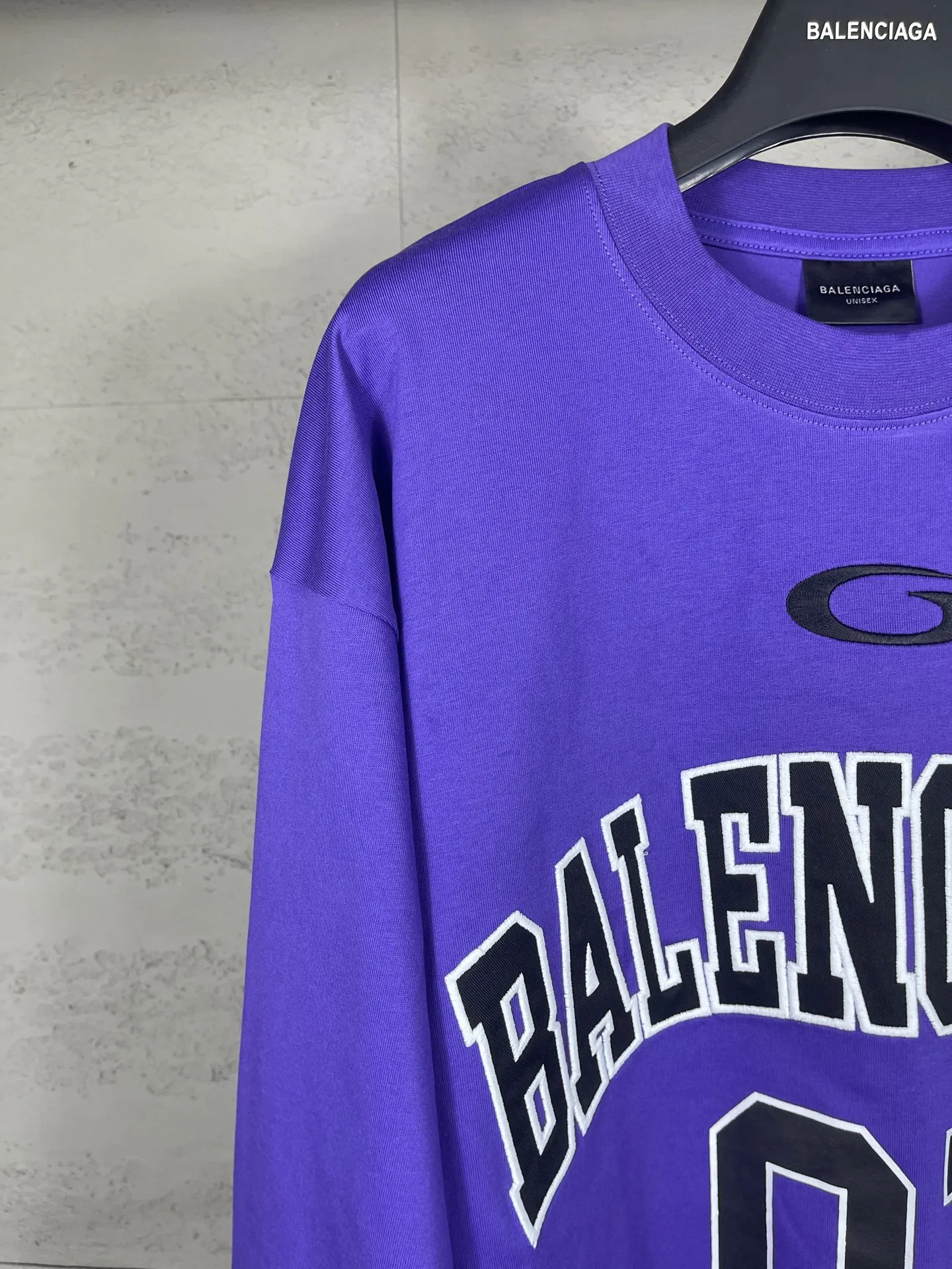 🅿️240 real photos [Top version. Official website quality] BALENCI*GA/Paris.SS25 latest basketball uniform embroidered printed long-sleeved T-shirt. The front embroidery is embroidered and printed using a Tajima computer embroidery machine, the lower left corner is stamped, and the back piece is printed. Brick cabinets are synchronized. Genuine products are developed at the first time. The fabric is made of Paris ZP custom-woven and dyed cotton double yarn. Weighing 260 grams, the cloth surface is clean. The cloth pattern is clear, soft and comfortable. The threads are dyed with no color difference. The printing uses environmentally friendly imported materials, the letters are clear and the effect is three-dimensional. The version adopts OS loose shoulder design. Same style for men and women. Code: BL255069 Color: black, white, purple, orchid. Size: XS S M L