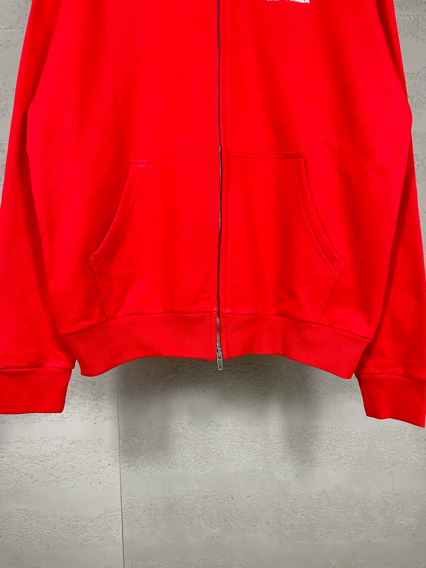 🅿️360 real photos [Top version. Official website quality] BALENCI*GA/Paris joint Under Armor front and rear embroidered cardigan hooded sweatshirt # SS24 latest model. Research and development at the first time, different market currencies. Comparisons welcome. The fabric is made of Paris ZP custom-woven and dyed cotton terry sweatshirt. The weight is 460 grams. The cloth surface is clean. The cloth pattern is clear, soft and comfortable. The threads are dyed with no color difference. The classic LOGO pattern embroidery is embroidered by Tajima imported machine. The letters are clear, three-dimensional and without burrs. Jubie market produces pictures based on pictures. Welcome to compare. The version adopts OS loose shoulder design. Same style for men and women. Code: BL238928 Color: black, red Size: XS S M L
