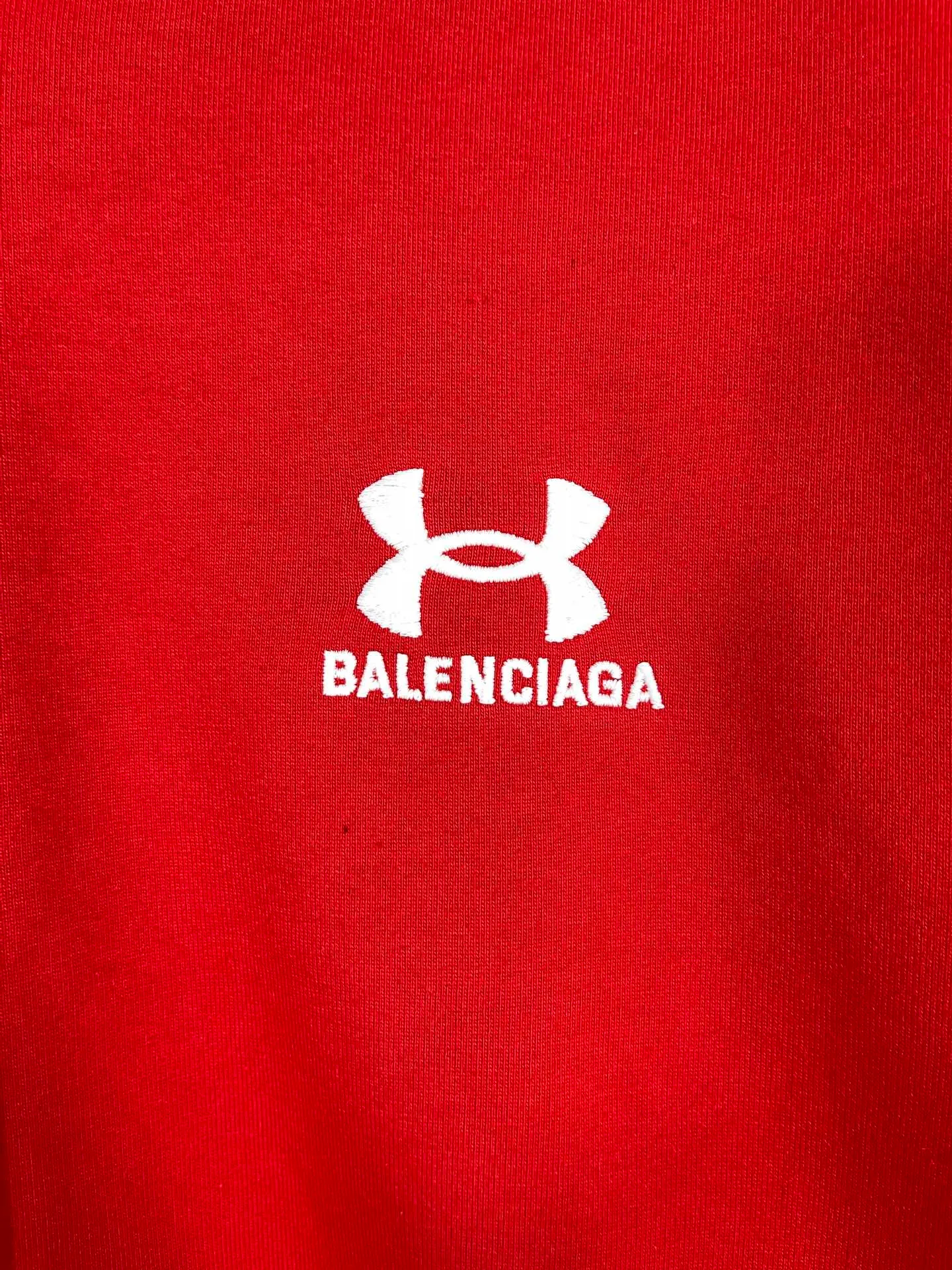 🅿️360 real photos [Top version. Official website quality] BALENCI*GA/Paris joint Under Armor front and rear embroidered cardigan hooded sweatshirt # SS24 latest model. Research and development at the first time, different market currencies. Comparisons welcome. The fabric is made of Paris ZP custom-woven and dyed cotton terry sweatshirt. The weight is 460 grams. The cloth surface is clean. The cloth pattern is clear, soft and comfortable. The threads are dyed with no color difference. The classic LOGO pattern embroidery is embroidered by Tajima imported machine. The letters are clear, three-dimensional and without burrs. Jubie market produces pictures based on pictures. Welcome to compare. The version adopts OS loose shoulder design. Same style for men and women. Code: BL238928 Color: black, red Size: XS S M L