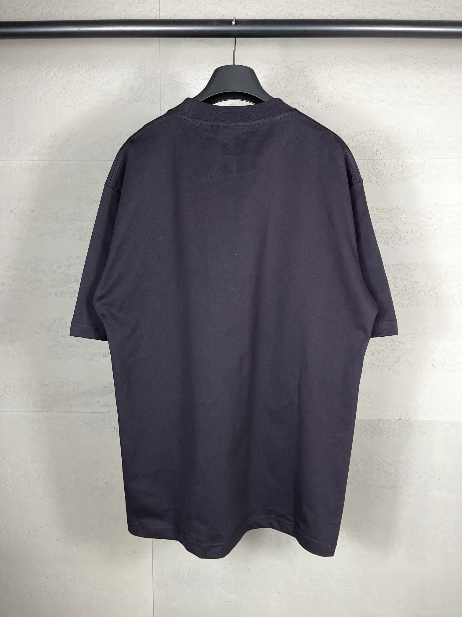 🅿️166 Actual pictures [Top version. Official website quality] BALENCI*GA/Paris. 2024 new style. Short-sleeved T-shirt with sticky notes on the hem. The sticky notes are customized according to Y board quality, and the unique color of the fabric is customized and dyed according to the original product, unlike the ordinary black fabrics on the market. Brick cabinets are synchronized. Genuine products are developed at the first time, and you can print and compare! The fabric is made of Paris ZP custom-woven and dyed cotton double yarn. Weighing 260 grams, the cloth surface is clean. The cloth pattern is clear, soft and comfortable. The threads are dyed with no color difference. The sticky note labels are made of original imported labels and should not turn yellow or fall off. The version adopts OS loose shoulder design. Same style for men and women. Code: BL223356 Color: dark purple, white, yellow. Size: XS to L