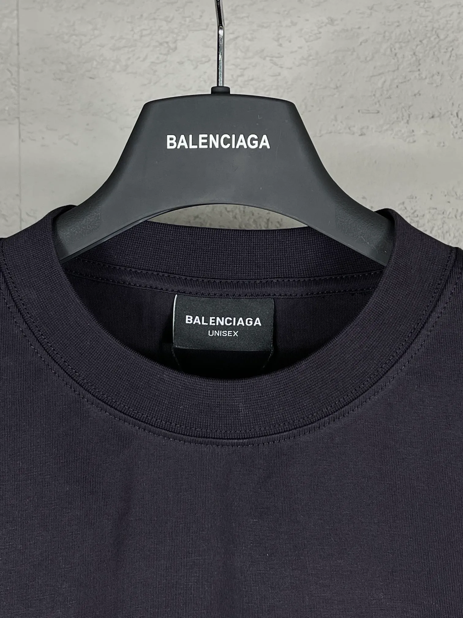 🅿️166 Actual pictures [Top version. Official website quality] BALENCI*GA/Paris. 2024 new style. Short-sleeved T-shirt with sticky notes on the hem. The sticky notes are customized according to Y board quality, and the unique color of the fabric is customized and dyed according to the original product, unlike the ordinary black fabrics on the market. Brick cabinets are synchronized. Genuine products are developed at the first time, and you can print and compare! The fabric is made of Paris ZP custom-woven and dyed cotton double yarn. Weighing 260 grams, the cloth surface is clean. The cloth pattern is clear, soft and comfortable. The threads are dyed with no color difference. The sticky note labels are made of original imported labels and should not turn yellow or fall off. The version adopts OS loose shoulder design. Same style for men and women. Code: BL223356 Color: dark purple, white, yellow. Size: XS to L