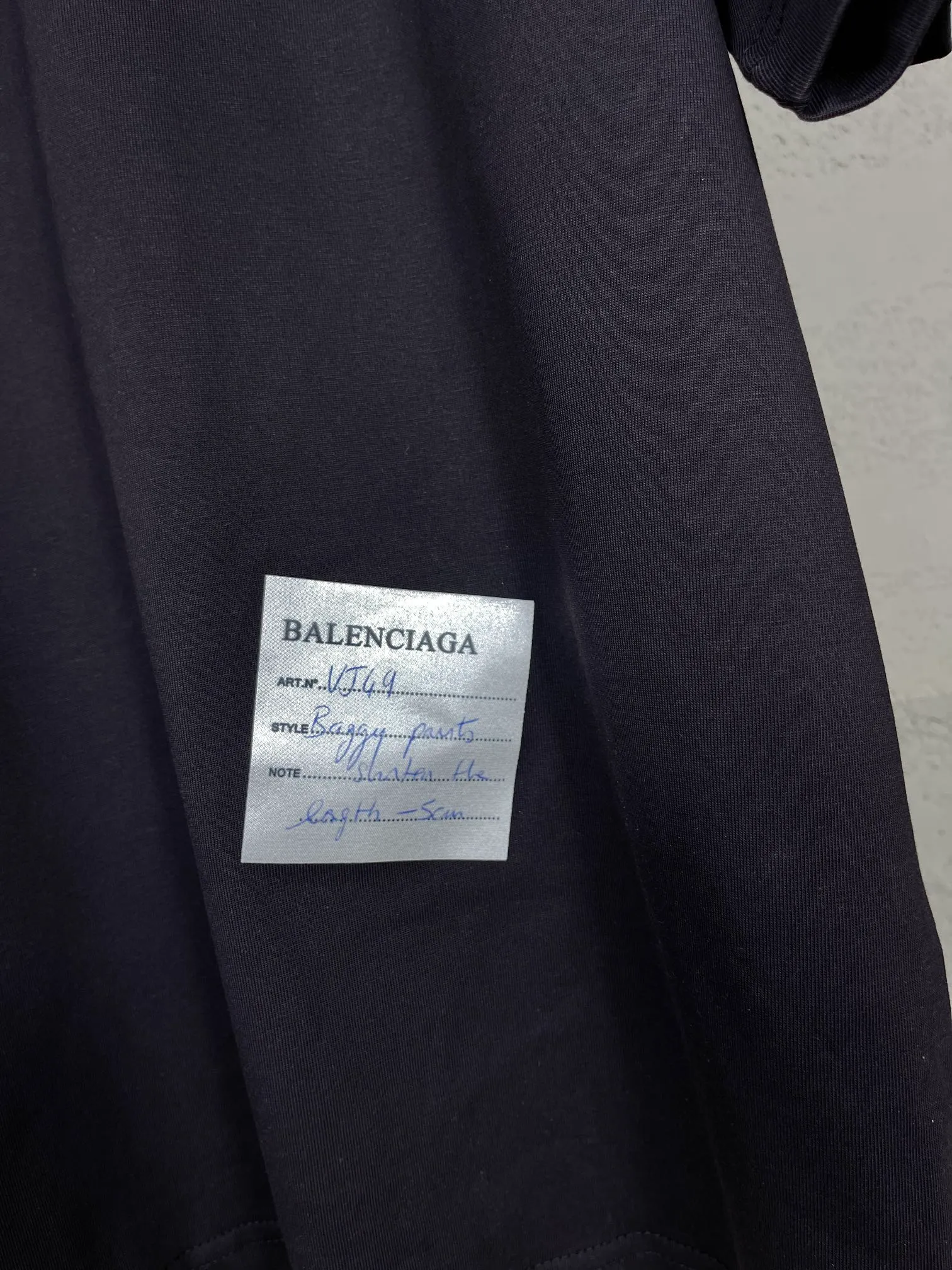 🅿️166 Actual pictures [Top version. Official website quality] BALENCI*GA/Paris. 2024 new style. Short-sleeved T-shirt with sticky notes on the hem. The sticky notes are customized according to Y board quality, and the unique color of the fabric is customized and dyed according to the original product, unlike the ordinary black fabrics on the market. Brick cabinets are synchronized. Genuine products are developed at the first time, and you can print and compare! The fabric is made of Paris ZP custom-woven and dyed cotton double yarn. Weighing 260 grams, the cloth surface is clean. The cloth pattern is clear, soft and comfortable. The threads are dyed with no color difference. The sticky note labels are made of original imported labels and should not turn yellow or fall off. The version adopts OS loose shoulder design. Same style for men and women. Code: BL223356 Color: dark purple, white, yellow. Size: XS to L