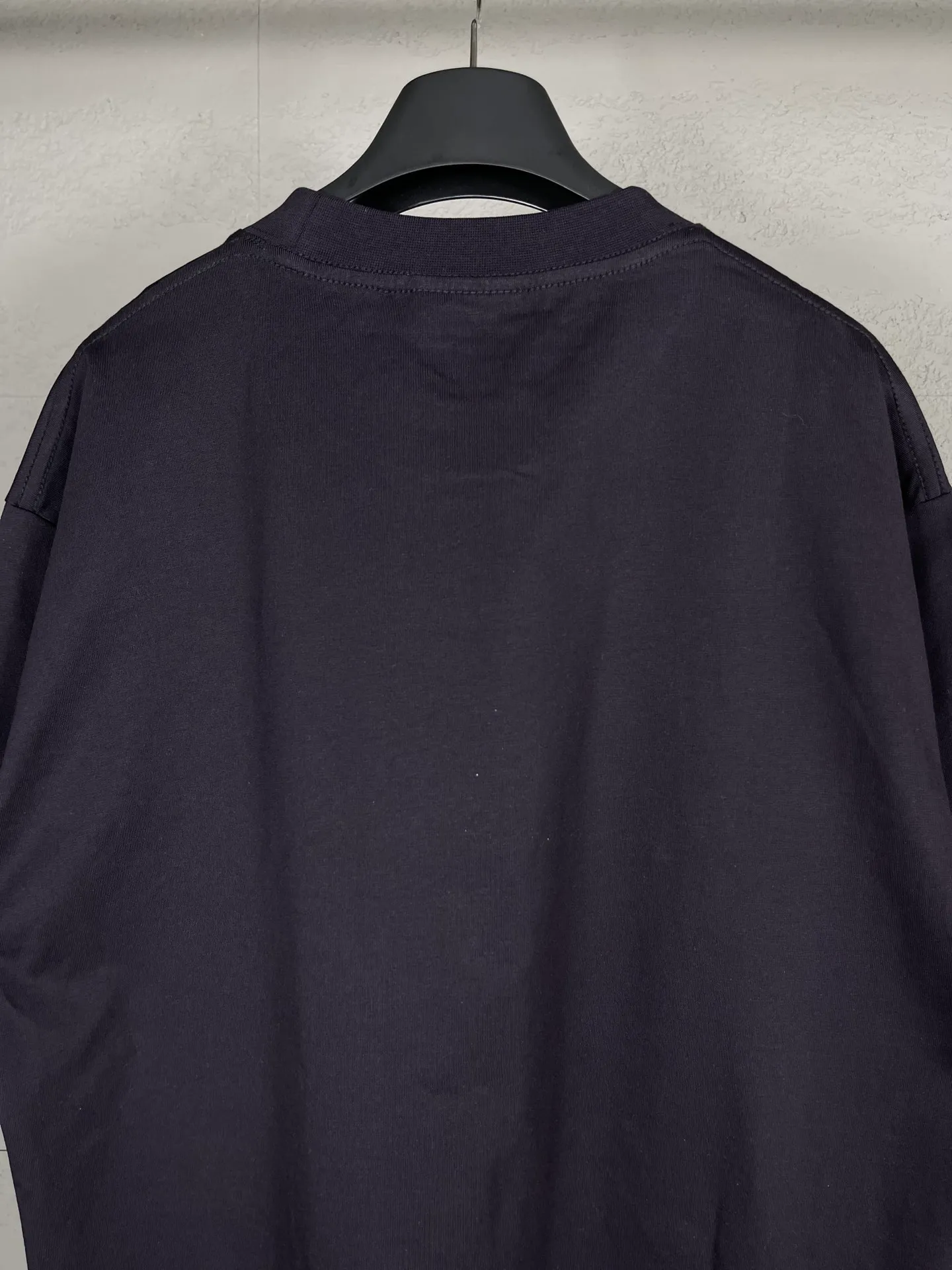 🅿️166 Actual pictures [Top version. Official website quality] BALENCI*GA/Paris. 2024 new style. Short-sleeved T-shirt with sticky notes on the hem. The sticky notes are customized according to Y board quality, and the unique color of the fabric is customized and dyed according to the original product, unlike the ordinary black fabrics on the market. Brick cabinets are synchronized. Genuine products are developed at the first time, and you can print and compare! The fabric is made of Paris ZP custom-woven and dyed cotton double yarn. Weighing 260 grams, the cloth surface is clean. The cloth pattern is clear, soft and comfortable. The threads are dyed with no color difference. The sticky note labels are made of original imported labels and should not turn yellow or fall off. The version adopts OS loose shoulder design. Same style for men and women. Code: BL223356 Color: dark purple, white, yellow. Size: XS to L