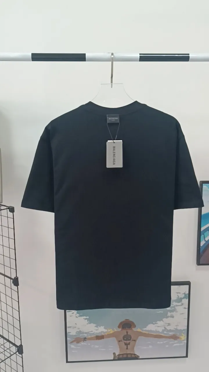 Real shot video on the back————The top tested version Balenciaga 23ss Balenciaga black letter embroidery reversible short-sleeved T-shirt for male and female couples stars 16-count combed siro-spun plain cloth is used for environmentally friendly vulcanization dyeing of the board. The weight of the finished garment is 360 grams. Dust-free singeing and food-feeding processes ensure that the cloth surface is clear and dust-free. Environmentally-friendly vulcanization dyeing and dust-free singeing and food-feeding processes ensure that The cloth surface is clear and dust-free. The matching thread is 16S and the cross pull thread. The difficulty lies in the embroidery. Water-soluble cotton is used for hollow three-dimensional embroidery. Imported Behringer embroidery machine cotton thread embroidery. Large area embroidery parts require a lot of consumption. For large-sized water-soluble cotton, there are many subsequent processes, including the time required to dissolve the water-soluble cotton and the number of washes. If there is unprocessed undissolved cotton glue attached to the clothes, the entire garment will be directly scrapped. In terms of process alone, it is a time-consuming and labor-intensive style. The pattern effect is fully restored. The double-layer stitching on the back collar is firm and tight, the double chain on the shoulders is routed, the hem is tight, the fabric is full of drape, and the pattern is consistent. Every detail is presented to the customer. Customized brand new collar label, washed, distinguishing the wrong collar label from the market, the details are visible. Quality guaranteed! Size: XS-L Color: red washed black P:310