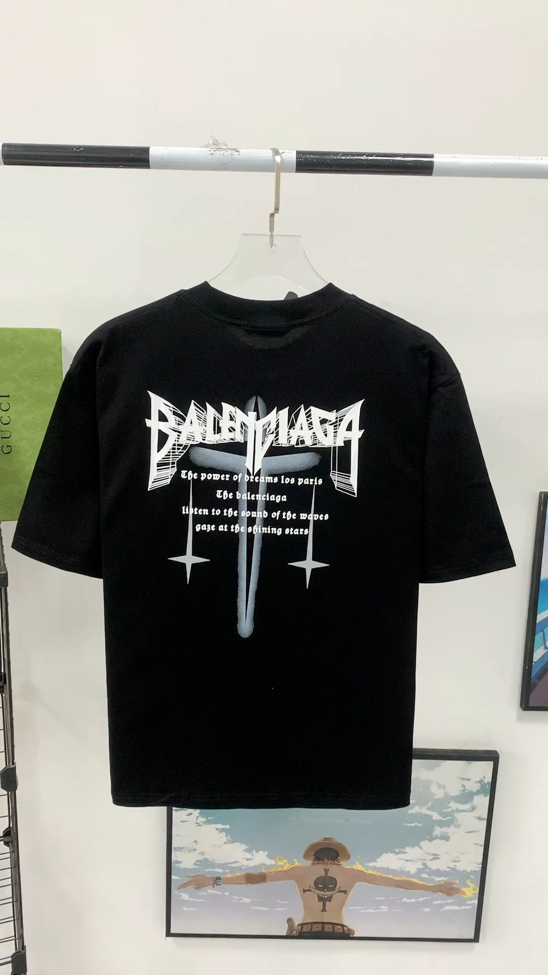 Real shot video on the back - Top tested version Balenciaga 23SS new 3D lettered cotton short-sleeved T-shirt Balenciaga was founded by Cristobal Balenciaga, a great genius designer known as the representative of the 20th century. For more than half a century since the brand was founded, Balenciaga has been famous for its fashionable elegance in the fashion industry. You can find any of your favorite logos on the front and back of this piece, Ness.  The front and rear printing uses low-coverage screen printing technology, and the glue is imported. The printing is very delicate, and the scratched out problems are very clear and there are no burrs. The fabric is made of 280g double-ply double-yarn pure cotton loose fabric, which is loose and breathable, has good drying effect, full drape and skin toning. Three-dimensional drawing technology + dot gradient printing, oversize dropped shoulders and large version, easy to match, same style for men and women! Color: Black White Size: XS S M L P: 260