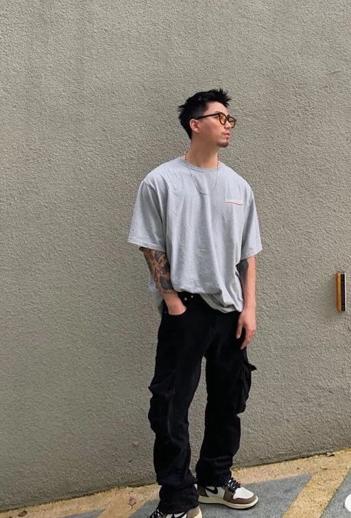 ♻️💯Upper body reference model picture❤️The top tested version of Balenciaga BALENCIAGA Cola Mailang embroidered printed short-sleeved T-shirts of the same style for male and female couples stars. Three colors are available, ensuring the same fabric as the original version, no color difference! Customized dyeing in a package! INS, Xiaohongshu’s popular style, classics that never fade away! The king of orders in Spain, the fried chicken is highly recommended! 32S 280g pure cotton double yarn fabric, comfortable and wide! Full of drape! The printing uses Tajima embroidery machine imported from Japan, which is known as the fighter among embroidery machines. The embroidery is meticulous, with no threads or skipped threads, the printing and embroidery are full and fine, and the letter spacing is consistent with ZP! Wearing it gives you full confidence and peace of mind! The labels and washes are all correct! On behalf of G at the same level! Consistent packaging at the counter!  Size: XS-L Color: Beige, taro purple, active gray, light hemp gray P:260