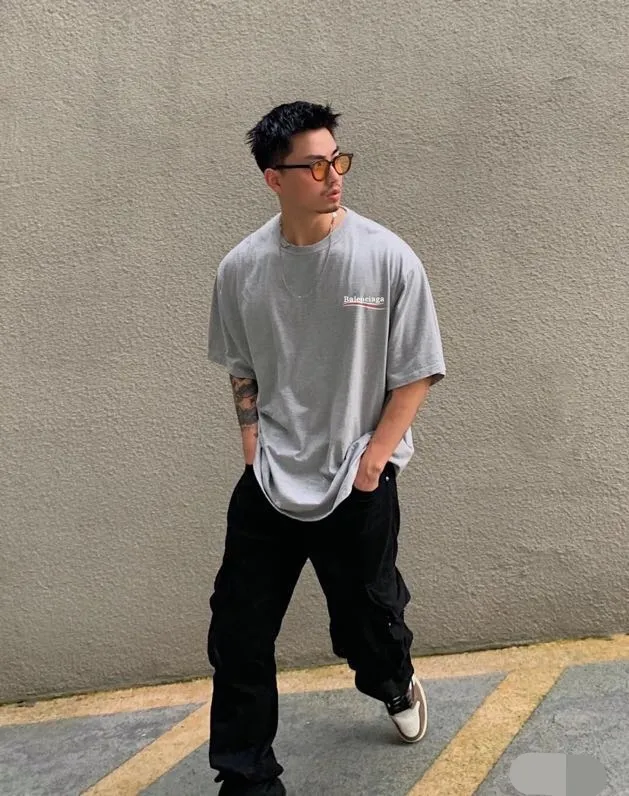 ♻️💯Upper body reference model picture❤️The top tested version of Balenciaga BALENCIAGA Cola Mailang embroidered printed short-sleeved T-shirts of the same style for male and female couples stars. Three colors are available, ensuring the same fabric as the original version, no color difference! Customized dyeing in a package! INS, Xiaohongshu’s popular style, classics that never fade away! The king of orders in Spain, the fried chicken is highly recommended! 32S 280g pure cotton double yarn fabric, comfortable and wide! Full of drape! The printing uses Tajima embroidery machine imported from Japan, which is known as the fighter among embroidery machines. The embroidery is meticulous, with no threads or skipped threads, the printing and embroidery are full and fine, and the letter spacing is consistent with ZP! Wearing it gives you full confidence and peace of mind! The labels and washes are all correct! On behalf of G at the same level! Consistent packaging at the counter!  Size: XS-L Color: Beige, taro purple, active gray, light hemp gray P:260