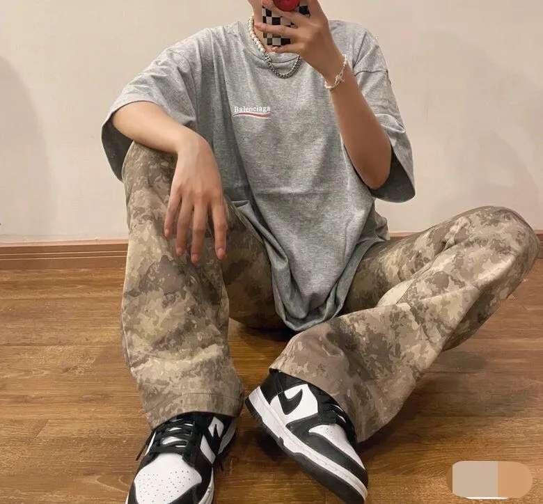 ♻️💯Upper body reference model picture❤️The top tested version of Balenciaga BALENCIAGA Cola Mailang embroidered printed short-sleeved T-shirts of the same style for male and female couples stars. Three colors are available, ensuring the same fabric as the original version, no color difference! Customized dyeing in a package! INS, Xiaohongshu’s popular style, classics that never fade away! The king of orders in Spain, the fried chicken is highly recommended! 32S 280g pure cotton double yarn fabric, comfortable and wide! Full of drape! The printing uses Tajima embroidery machine imported from Japan, which is known as the fighter among embroidery machines. The embroidery is meticulous, with no threads or skipped threads, the printing and embroidery are full and fine, and the letter spacing is consistent with ZP! Wearing it gives you full confidence and peace of mind! The labels and washes are all correct! On behalf of G at the same level! Consistent packaging at the counter!  Size: XS-L Color: Beige, taro purple, active gray, light hemp gray P:260