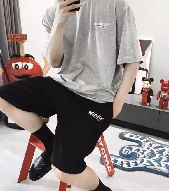 ♻️💯Upper body reference model picture❤️The top tested version of Balenciaga BALENCIAGA Cola Mailang embroidered printed short-sleeved T-shirts of the same style for male and female couples stars. Three colors are available, ensuring the same fabric as the original version, no color difference! Customized dyeing in a package! INS, Xiaohongshu’s popular style, classics that never fade away! The king of orders in Spain, the fried chicken is highly recommended! 32S 280g pure cotton double yarn fabric, comfortable and wide! Full of drape! The printing uses Tajima embroidery machine imported from Japan, which is known as the fighter among embroidery machines. The embroidery is meticulous, with no threads or skipped threads, the printing and embroidery are full and fine, and the letter spacing is consistent with ZP! Wearing it gives you full confidence and peace of mind! The labels and washes are all correct! On behalf of G at the same level! Consistent packaging at the counter!  Size: XS-L Color: Beige, taro purple, active gray, light hemp gray P:260